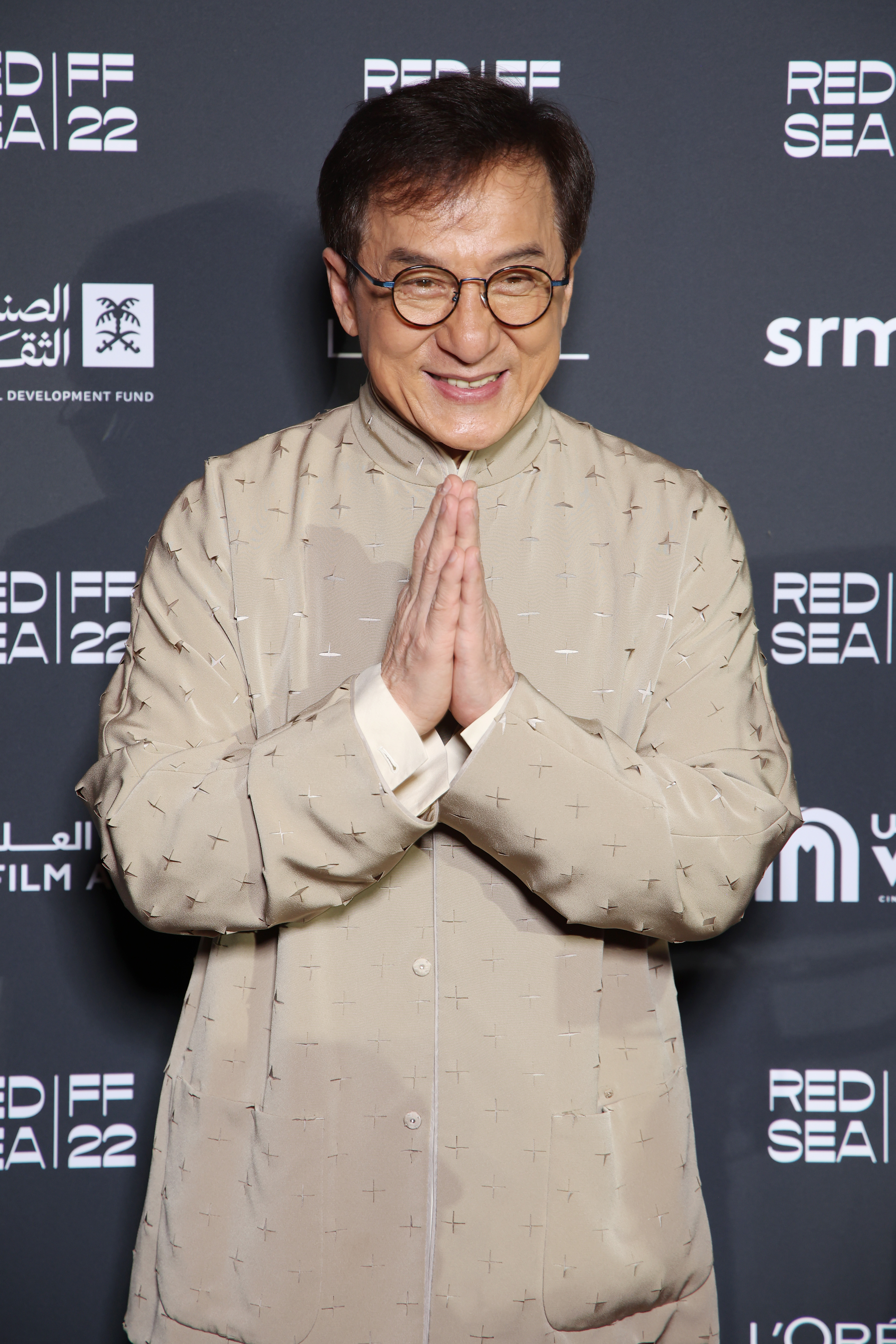 Jackie Chan en la alfombra roja de la Gala de Clausura del Festival Internacional de Cine del Mar Rojo el 8 de diciembre de 2022 en Jeddah, Arabia Saudí | Foto: Getty Images