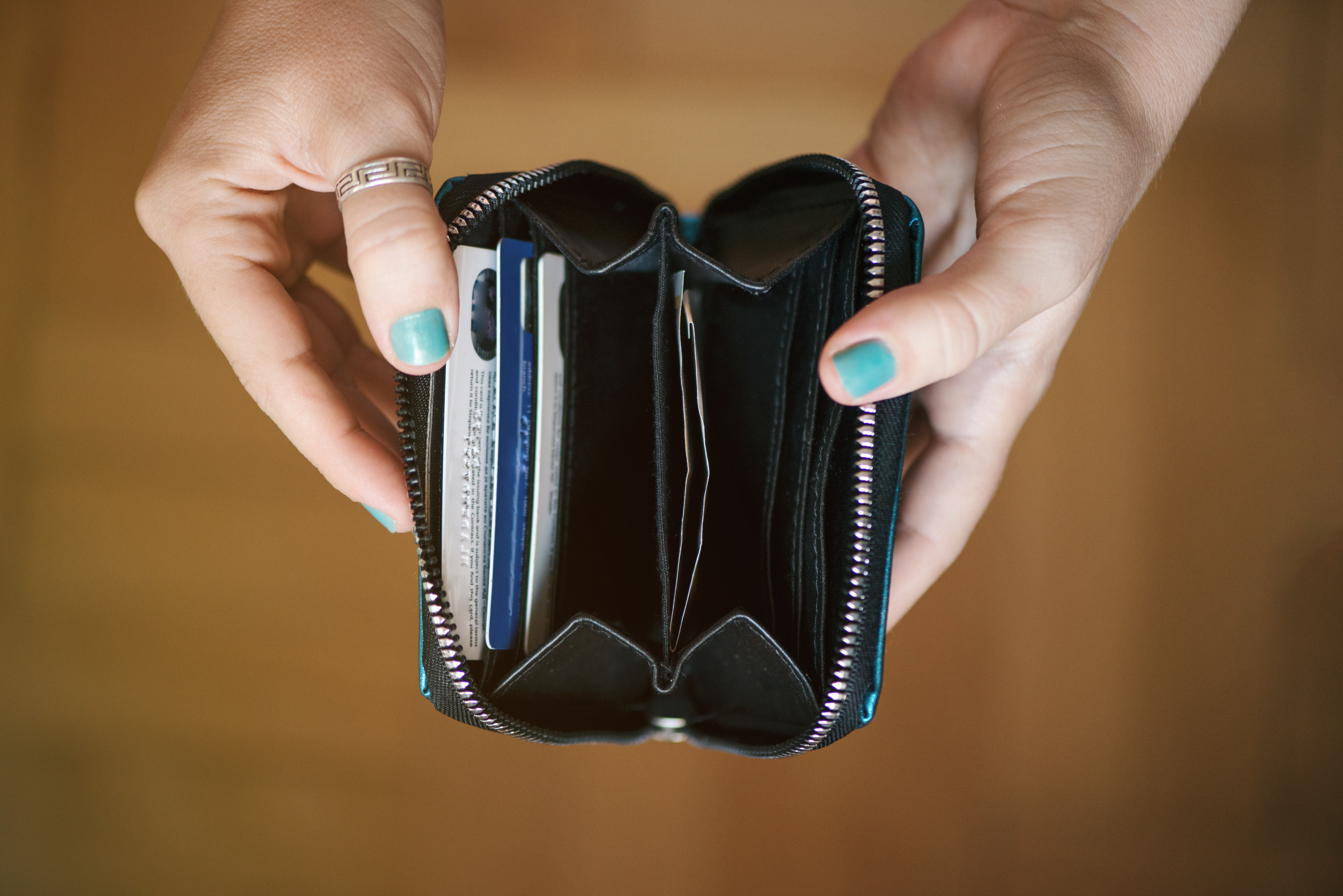Mujer abre su cartera | Foto: Shutterstock