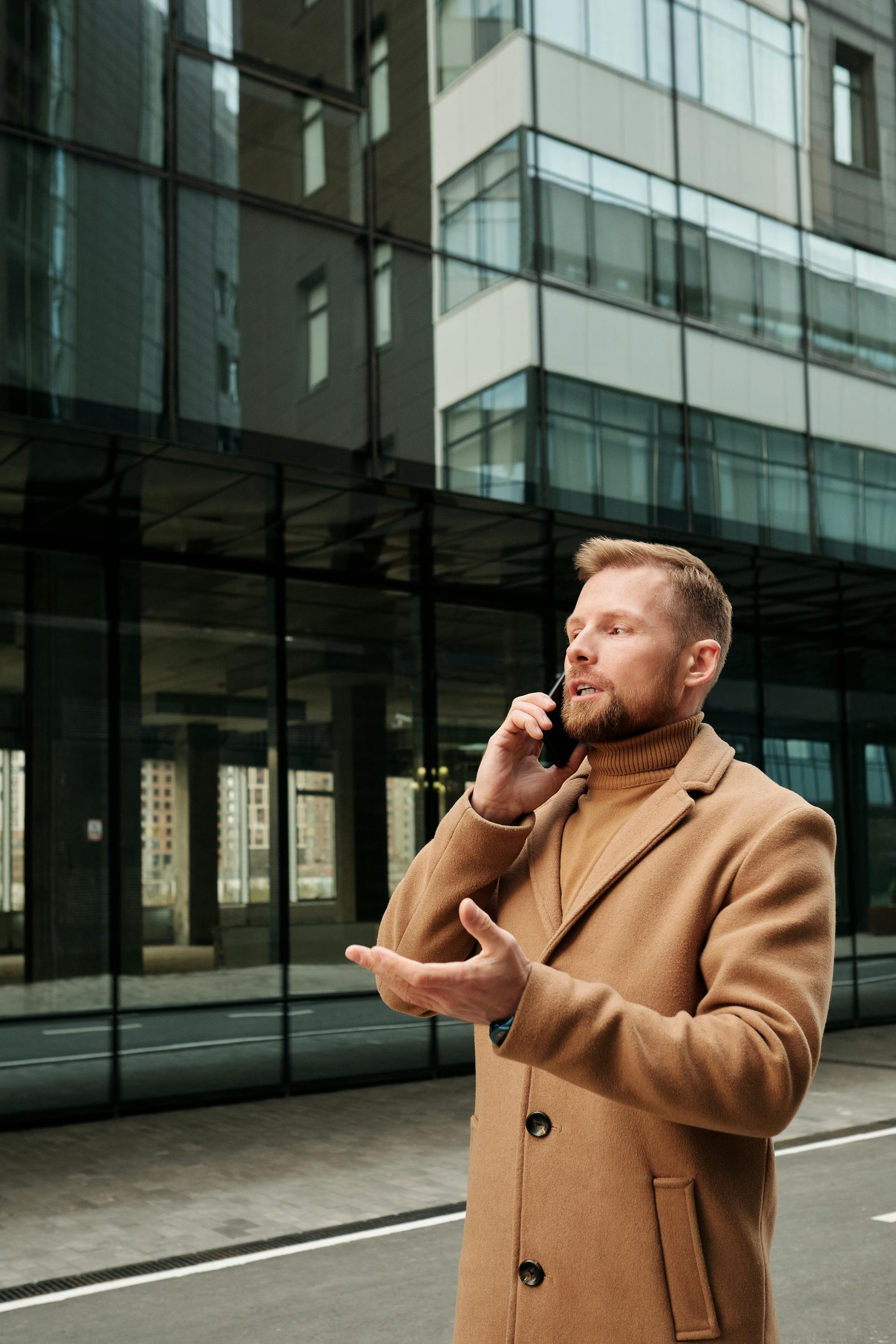 Un hombre hablando por teléfono | Fuente: Pexels