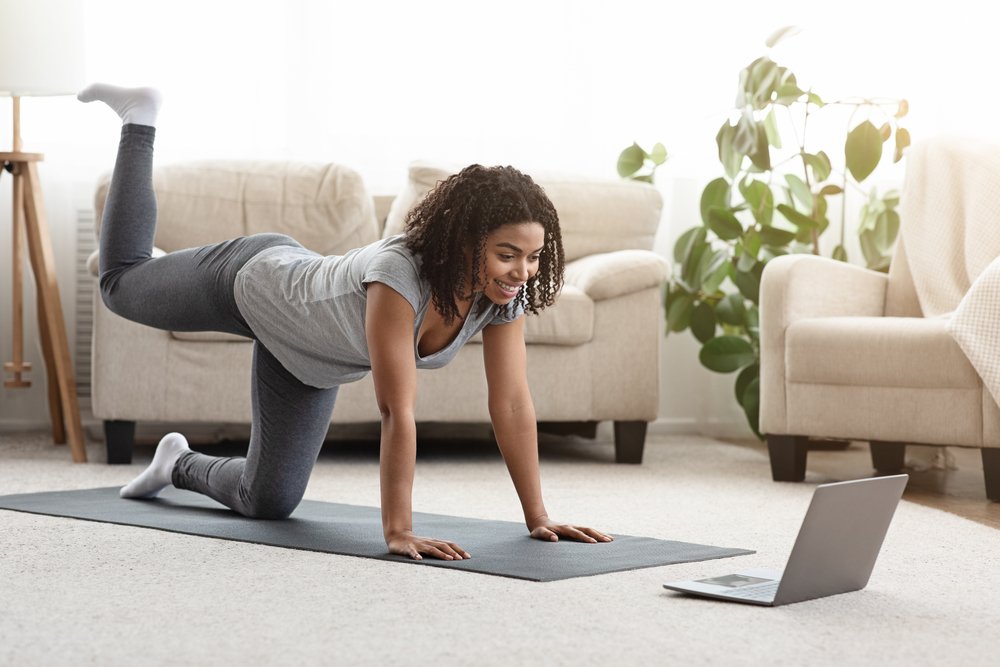 Mujer haciendo ejercicio con un tutorial. | Foto: Shutterstock