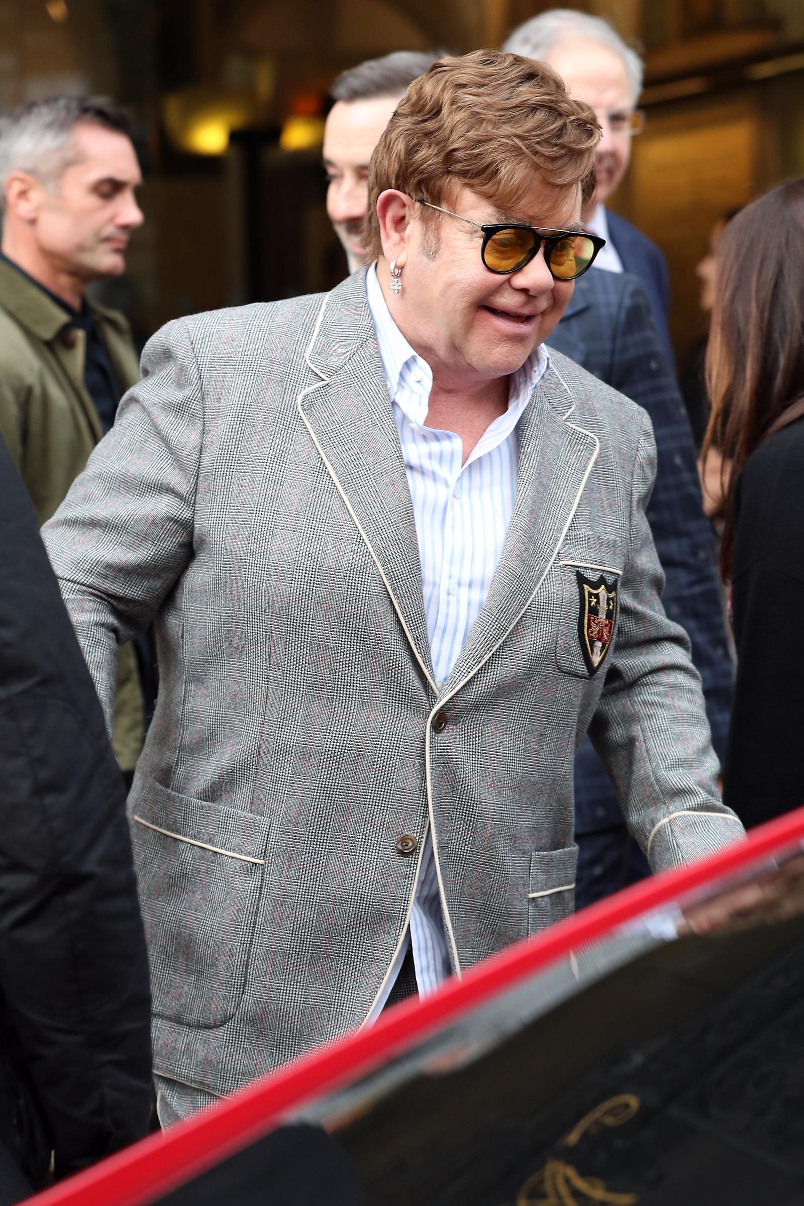 Elton John sale de la Real Academia de Música de Londres, Inglaterra, el 19 de noviembre de 2019. | Fuente: Getty Images
