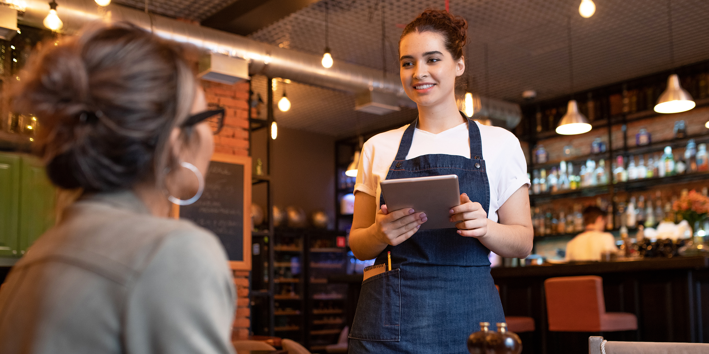 Una camarera en una cafetería | Fuente: Shutterstock