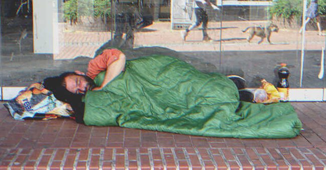 Un hombre durmiendo en la calle | Foto: Shutterstock