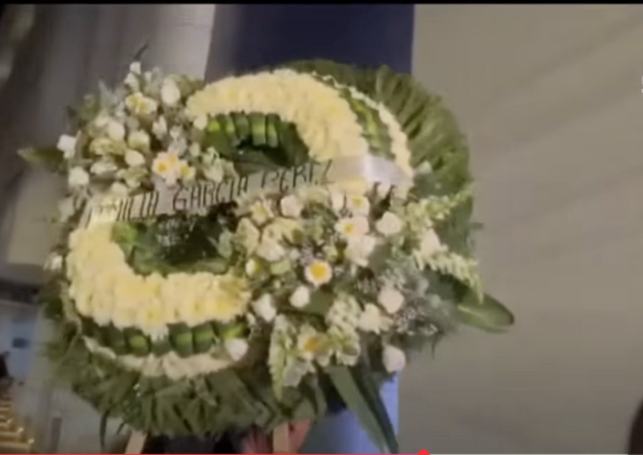 Corona de flores en el funeral de Valeria Márquez | Fuente: YouTube/Imagen Noticias