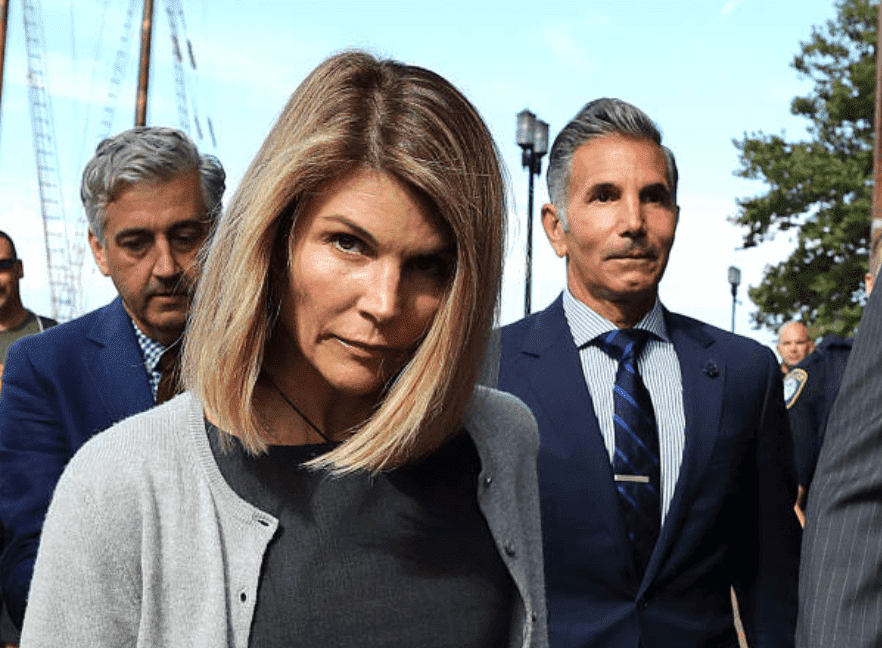 Lori Loughlin saliendo de la corte. │Foto: Getty