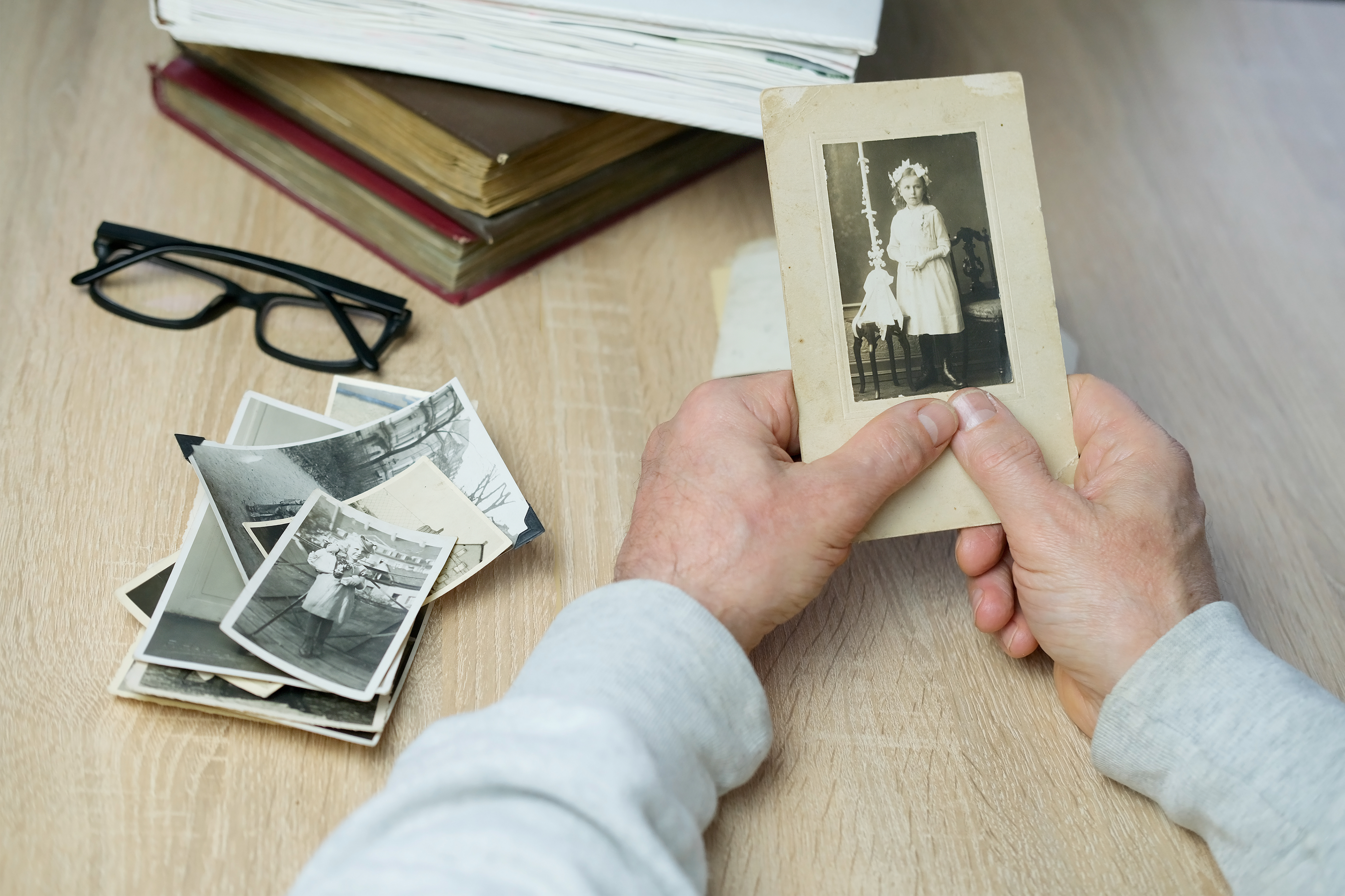 Persona sosteniendo una vieja foto vintage | Foto: Shutterstock