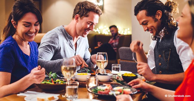 Personas disfrutan de una comida. | Foto: Shutterstock