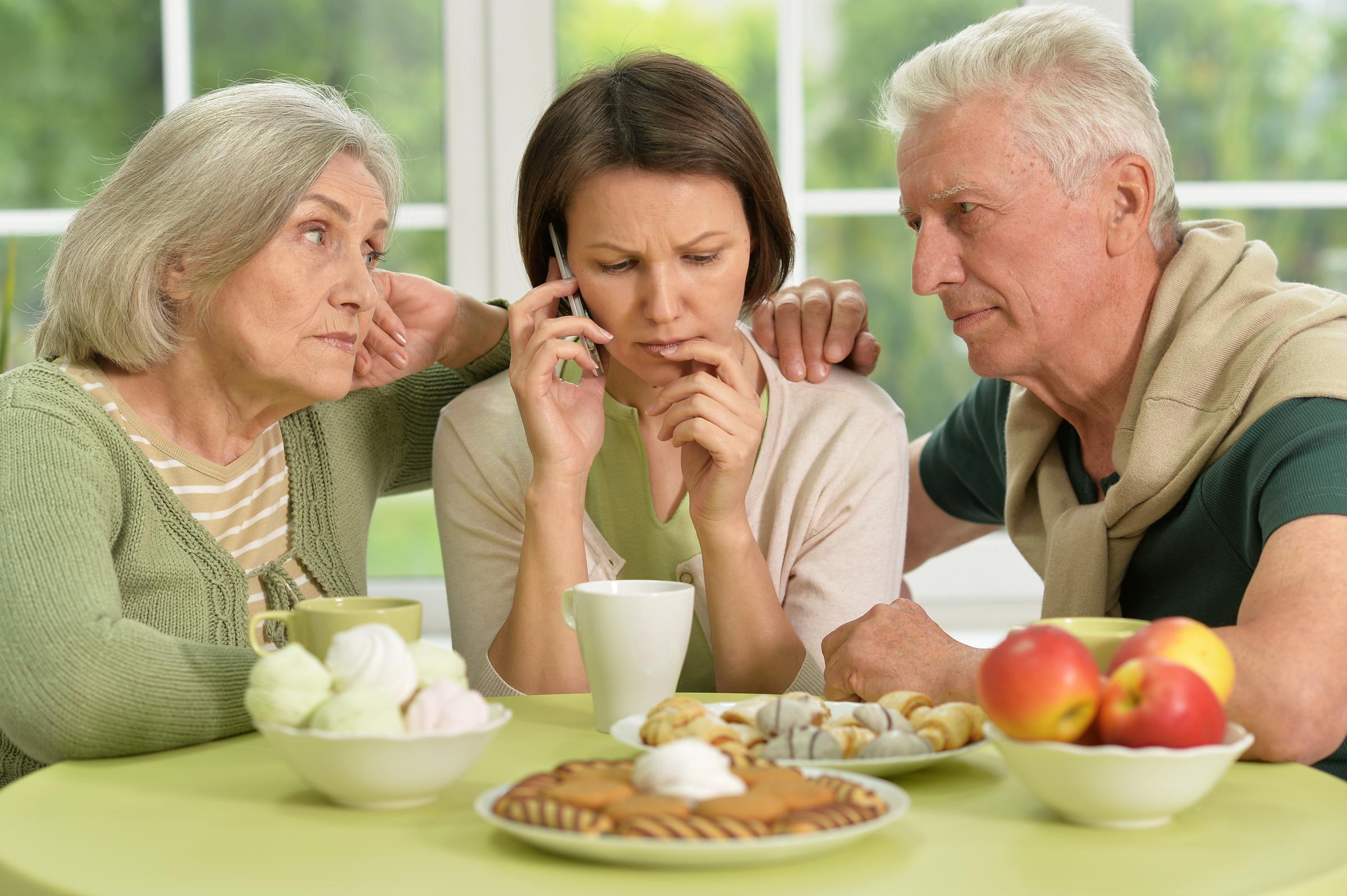 Padres mayores preocupados por su hija | Fuente: Shutterstock