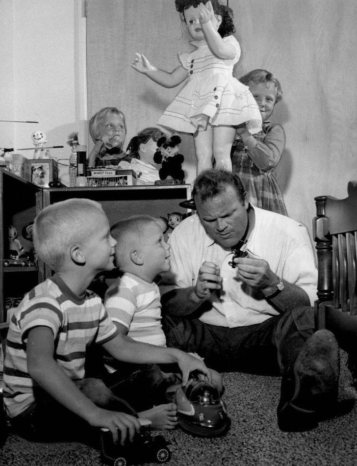 Dan Blocker con sus cuatro hijos, circa 1960 | Foto: Wikimedia Commons