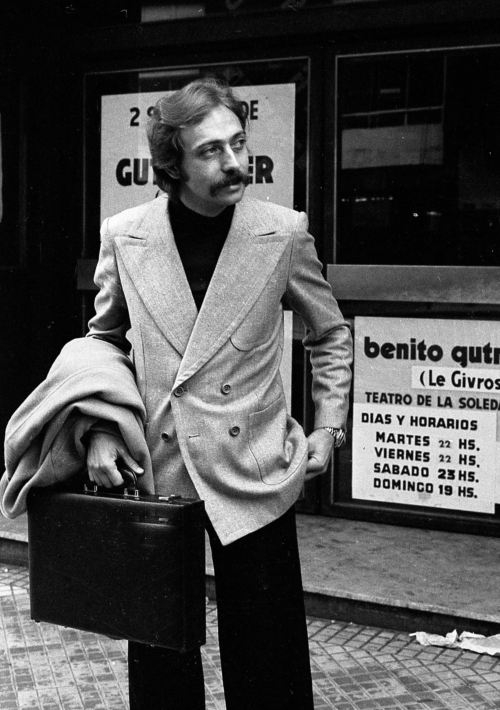 El actor argentino Luis Brandoni afuera del Teatro Regina en la Avenida Santa Fé, Buenos Aires, Argentina, 29 de julio de 1975. | Fuente: Getty Images