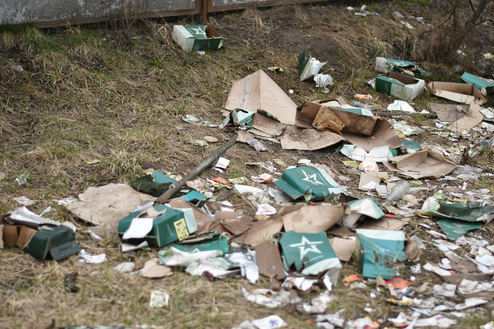 Basura en el suelo | Fuente: Pexels