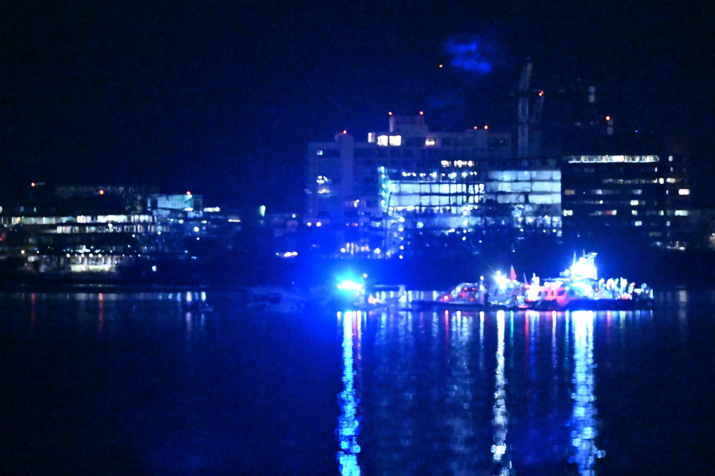 Vista del avión de American Airlines en el agua tras colisionar en pleno vuelo con un helicóptero militar y estrellarse en el río Potomac en Washington, D.C., el 30 de enero de 2025 | Fuente: Getty Images