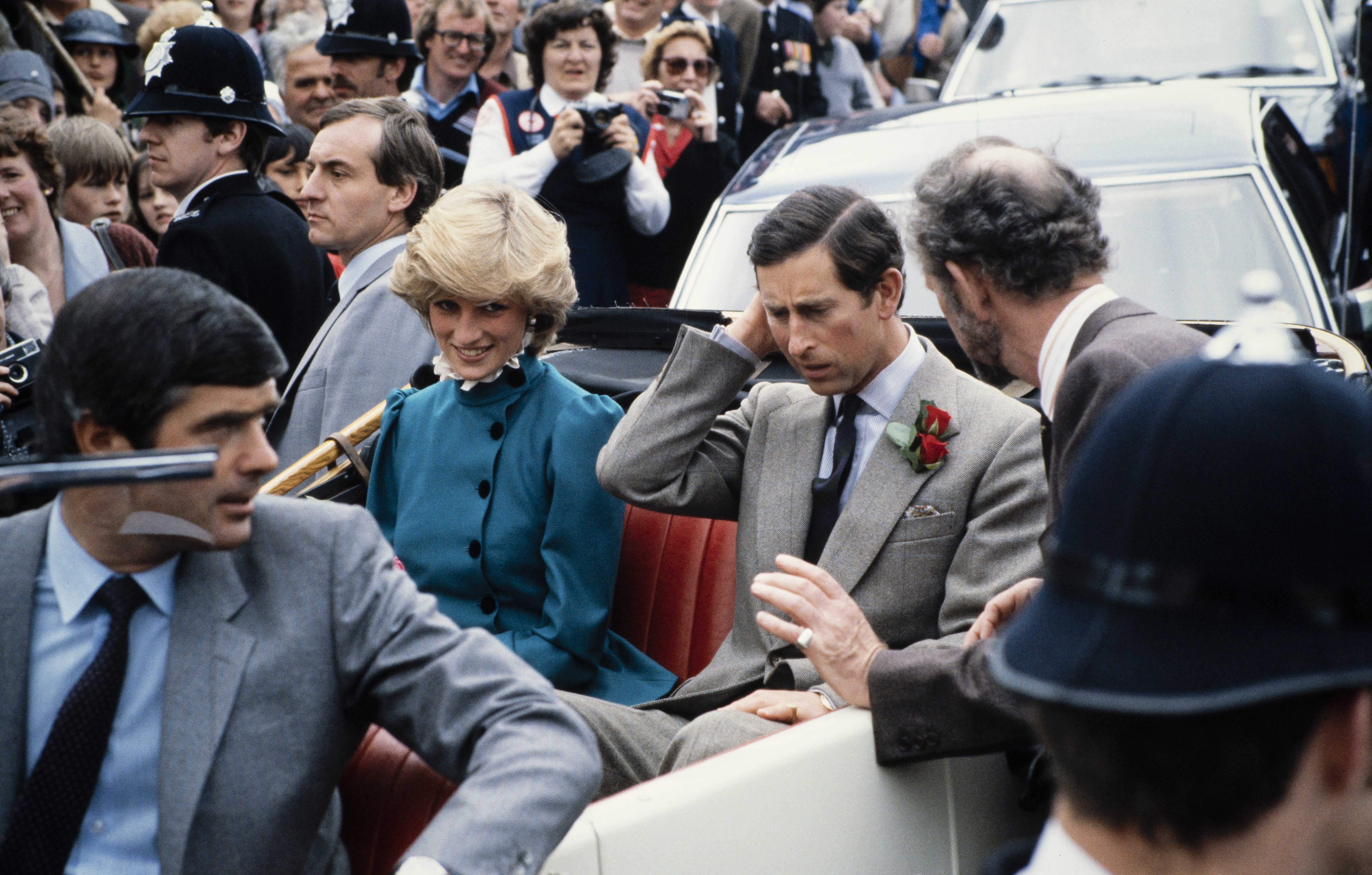 El príncipe Charles y la princesa Diana en un carruaje descapotable en St Columb, Cornualles, en mayo de 1983. | Foto: Getty Images