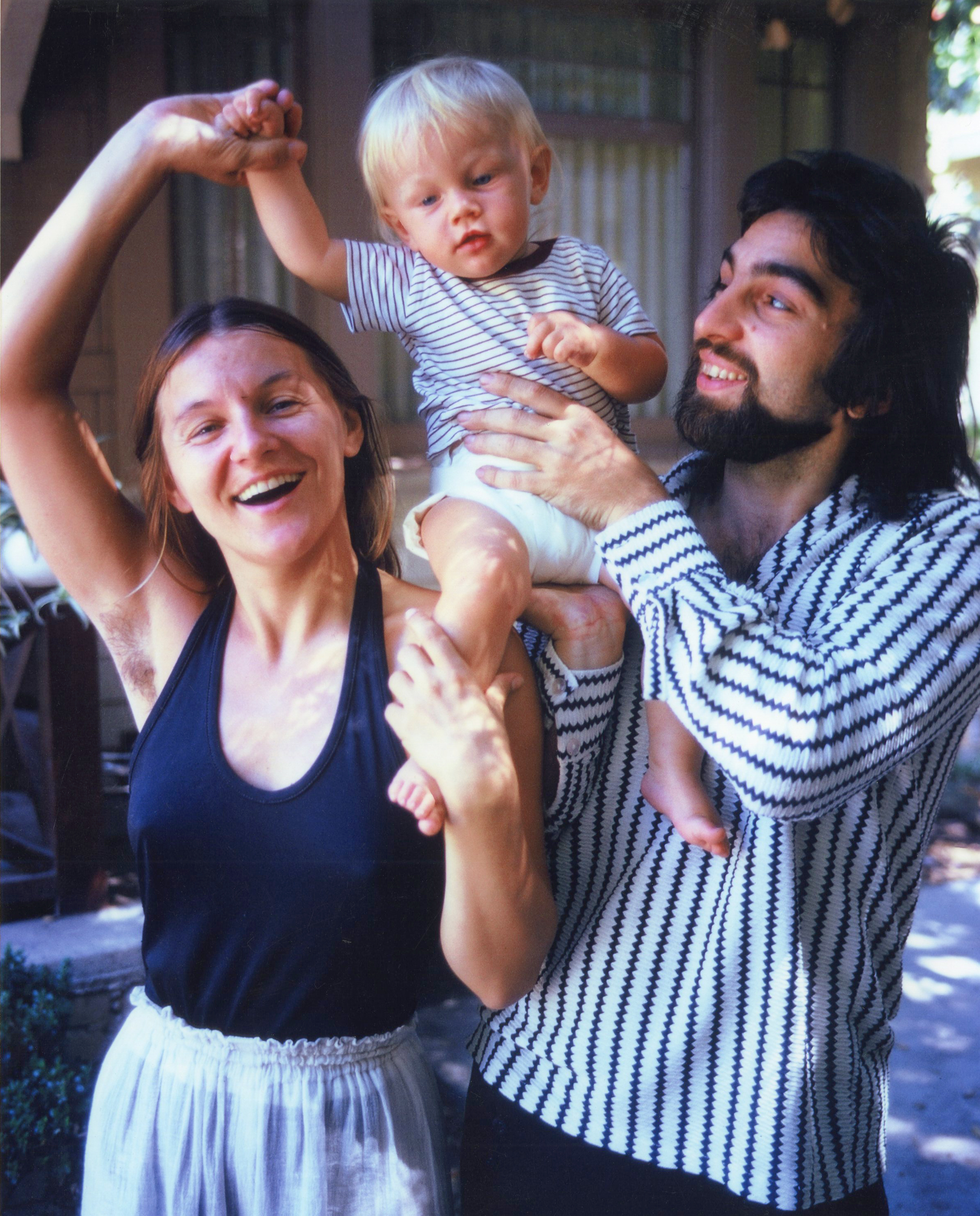 Leornado DiCaprio con sus padres posando delante de su casa en Hollywood, California, hacia 1976 | Foto: Getty Images