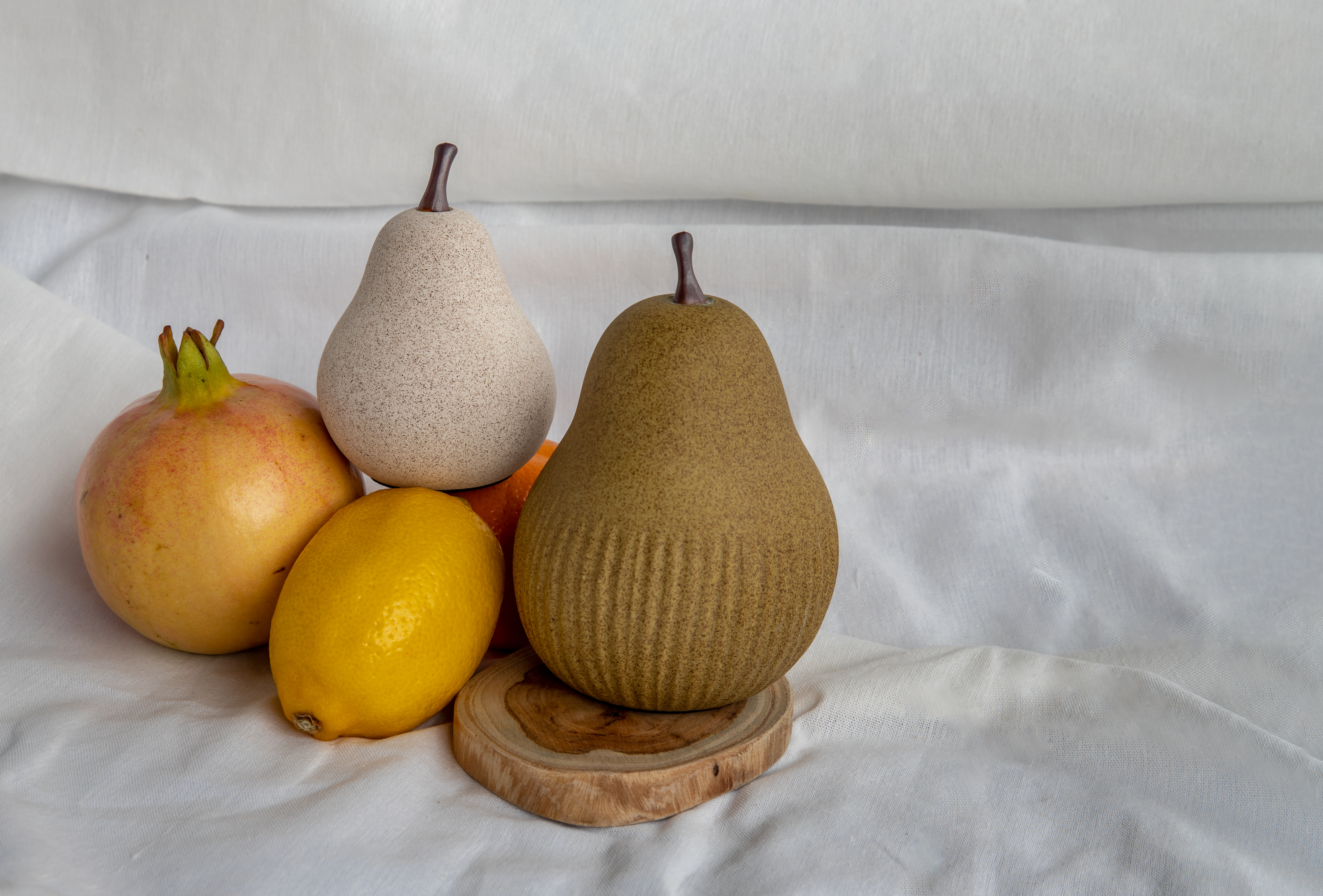 Peras de cerámica con limón y granada | Fuente: Shutterstock
