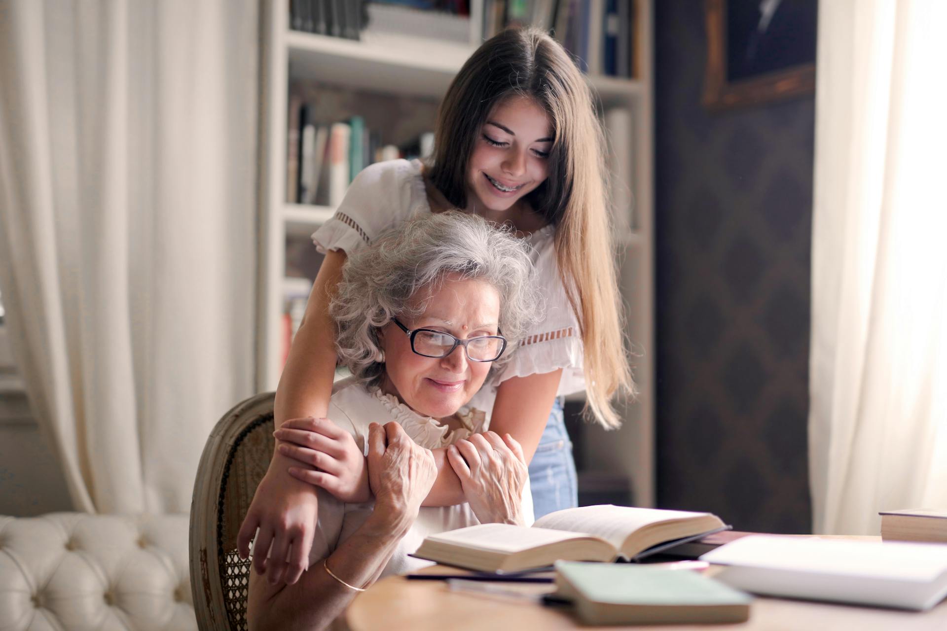 Una alegre adolescente con su abuela | Fuente: Pexels