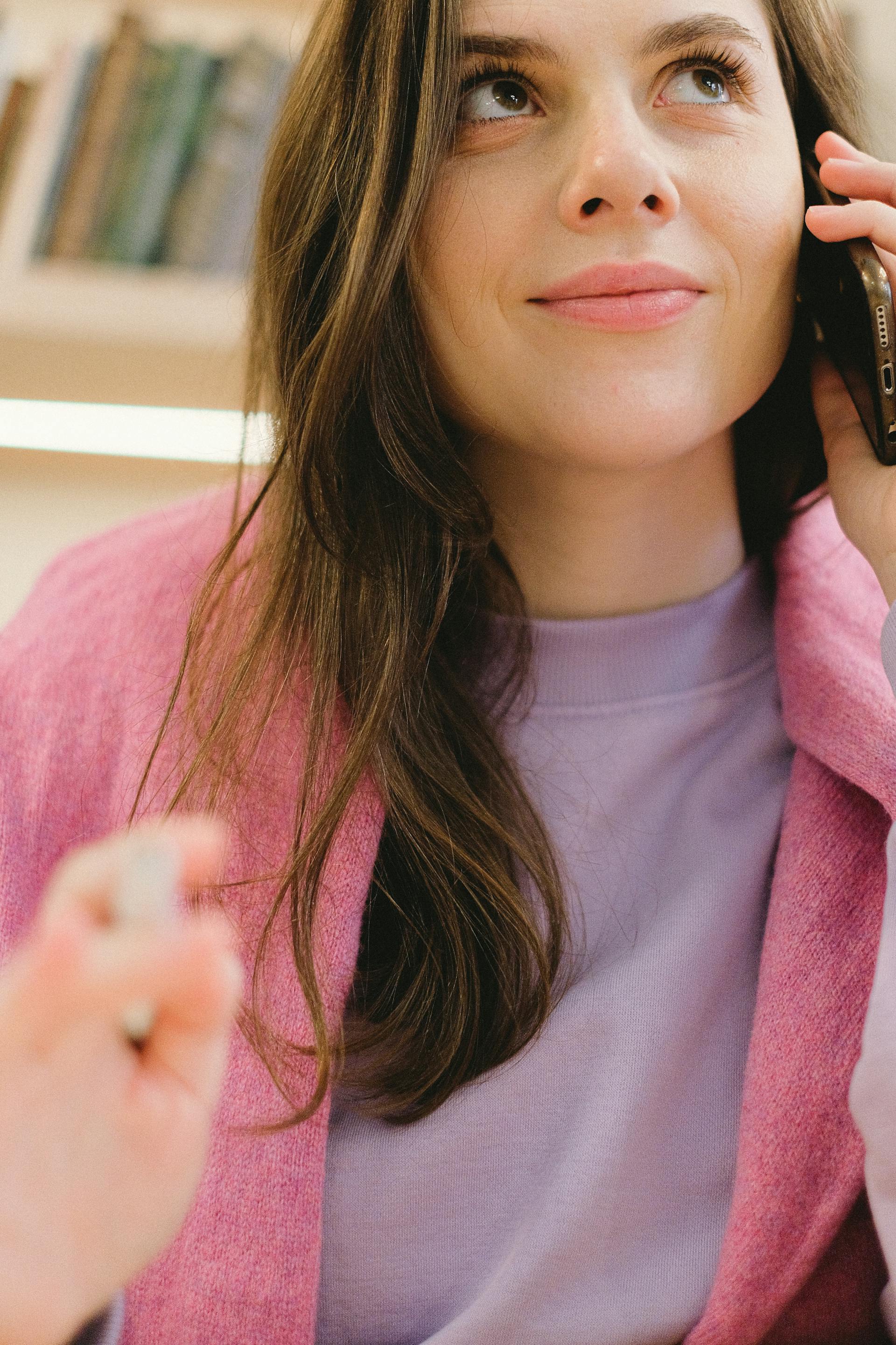 Mujer en una llamada telefónica | Fuente: Pexels