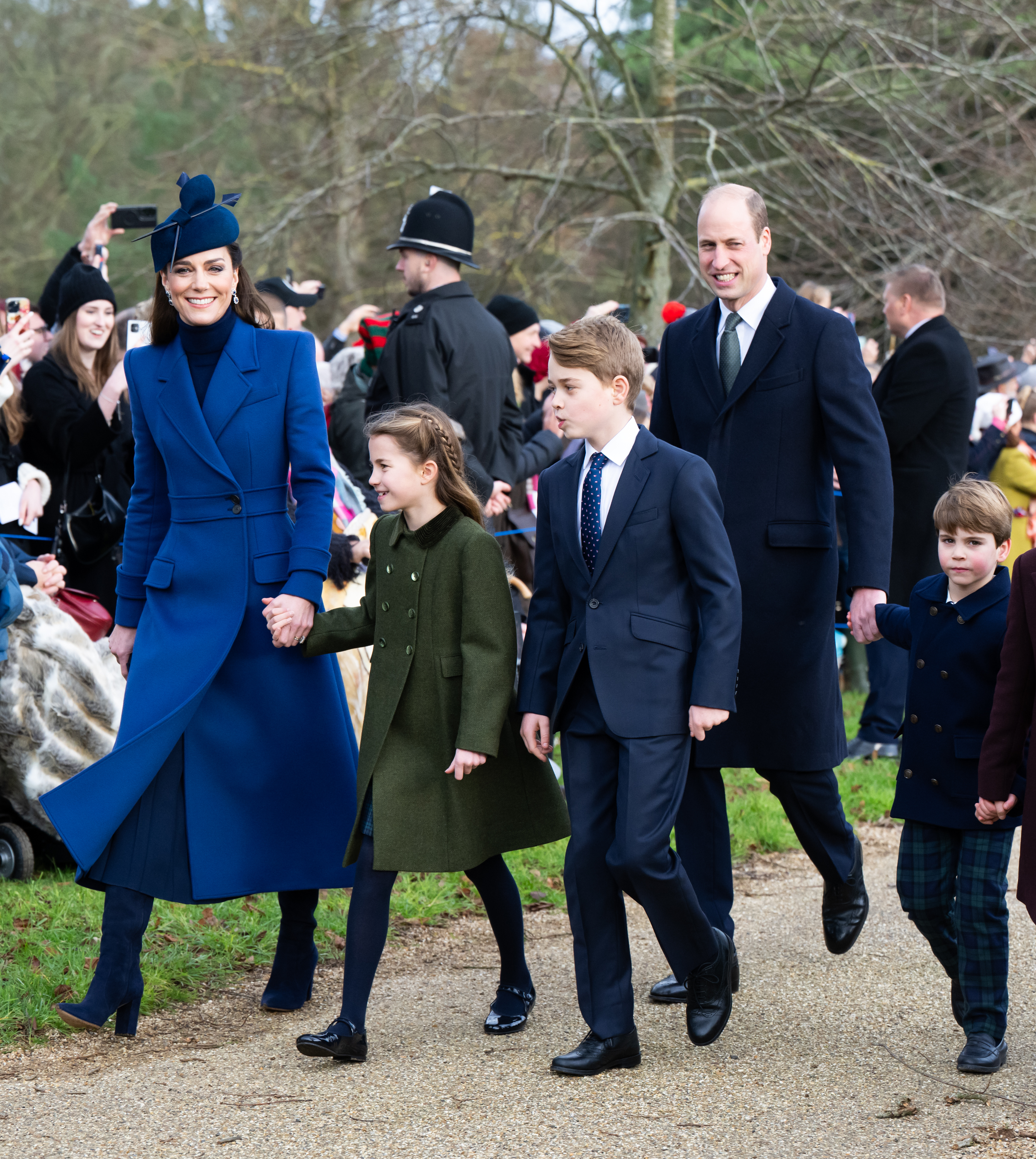 La Princesa Catherine y el Príncipe William con sus hijos el Príncipe George, la Princesa Charlotte y el Príncipe Louis en el Servicio Matutino de Navidad en la Iglesia de Sandringham el 25 de diciembre de 2023 en Sandringham, Norfolk | Foto: Getty Images