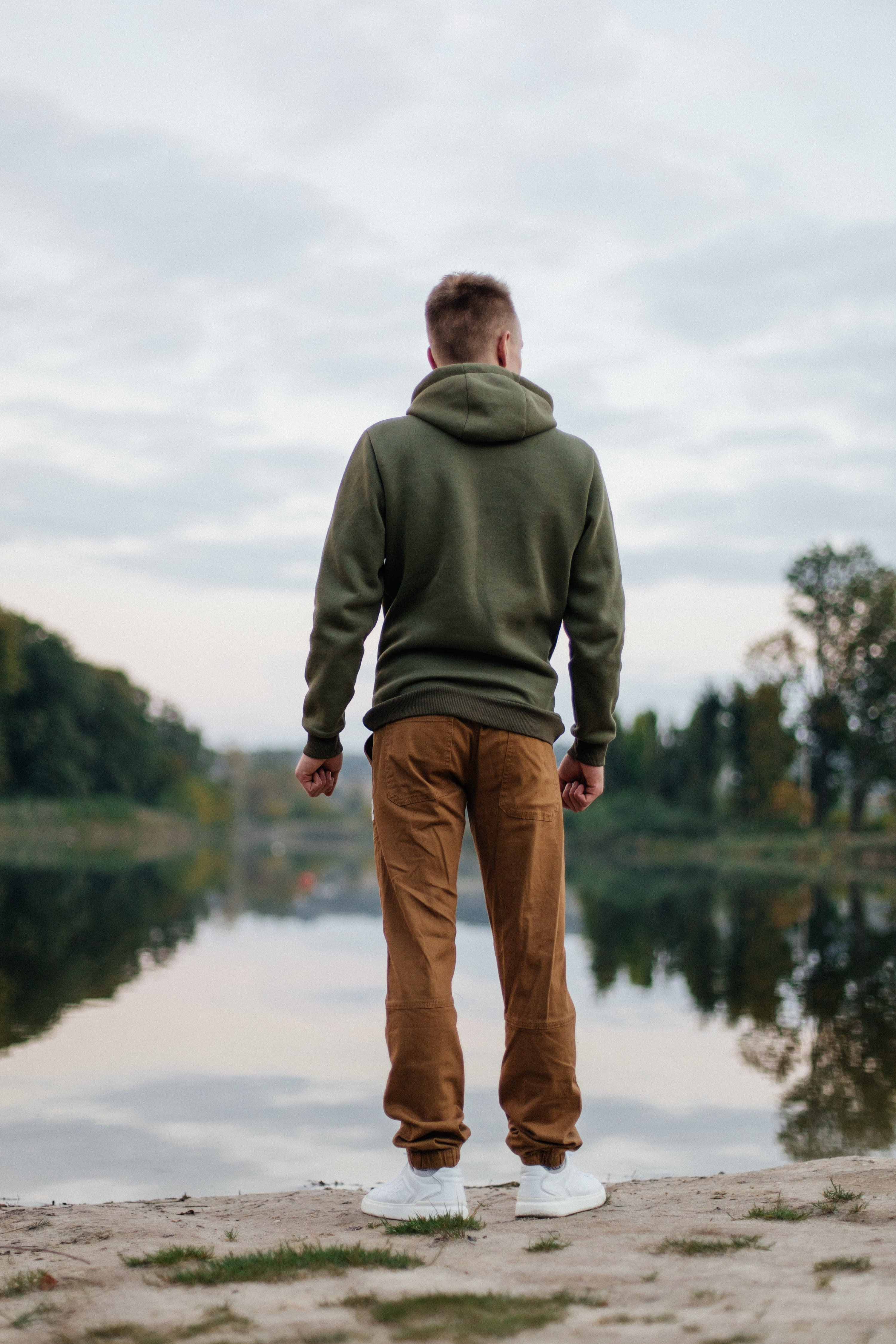 Un hombre frente a un río. | Foto: Pexels
