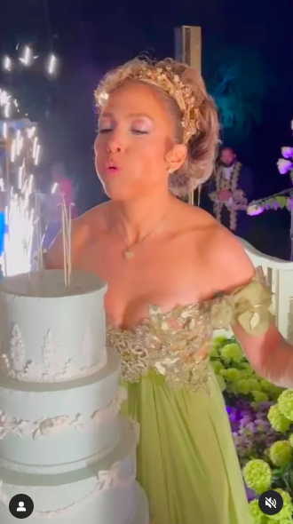 Jennifer Lopez soplando las velas de su cumpleaños durante la celebración de su 55 cumpleaños, publicado el 24 de julio de 2024 | Fuente: Instagram/jlo