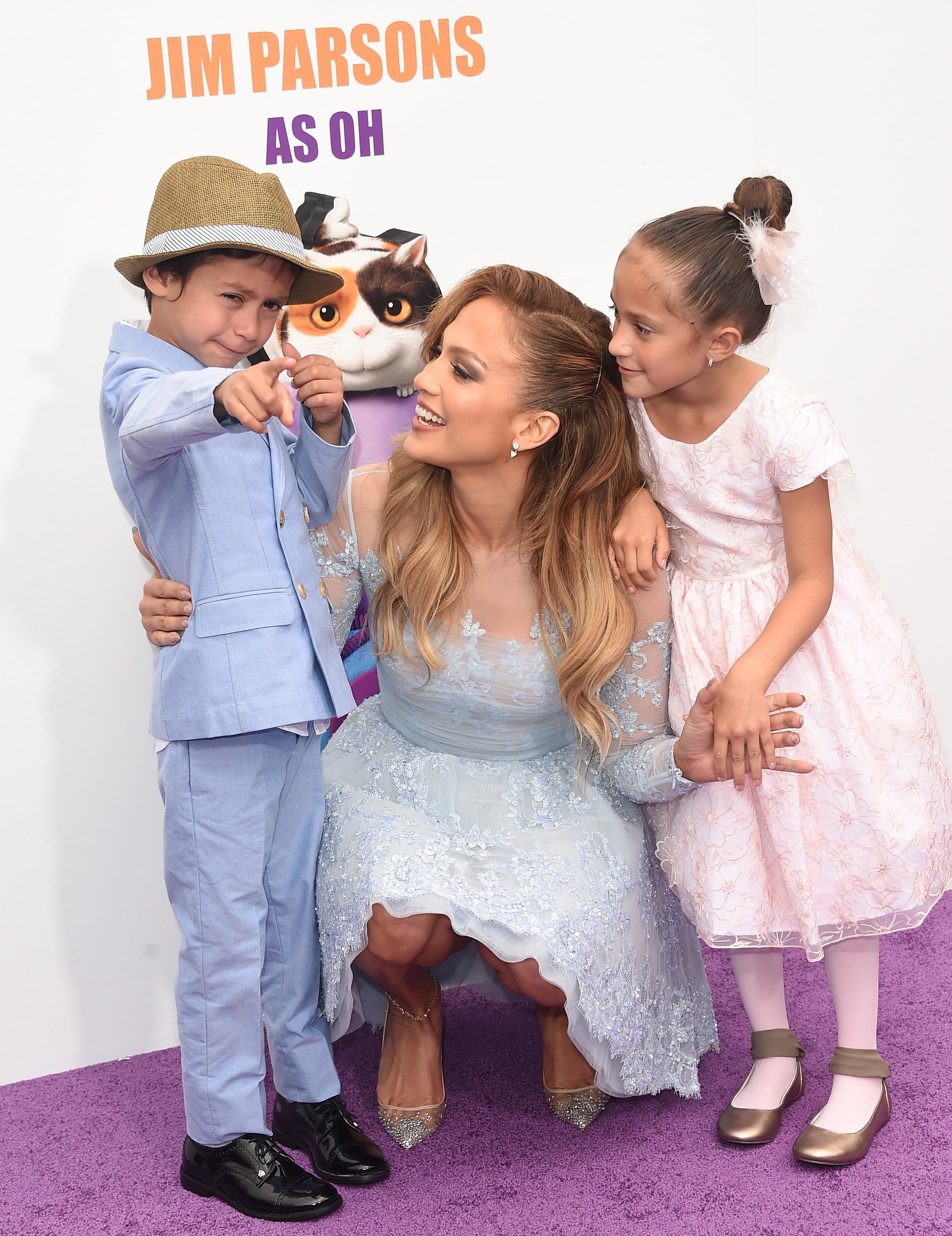 Jennifer Lopez con Maximilian David Muñiz y Emme Maribel Muñiz en el estreno de "Home", el 22 de marzo de 2015 en Westwood, California. | Foto: Getty Images