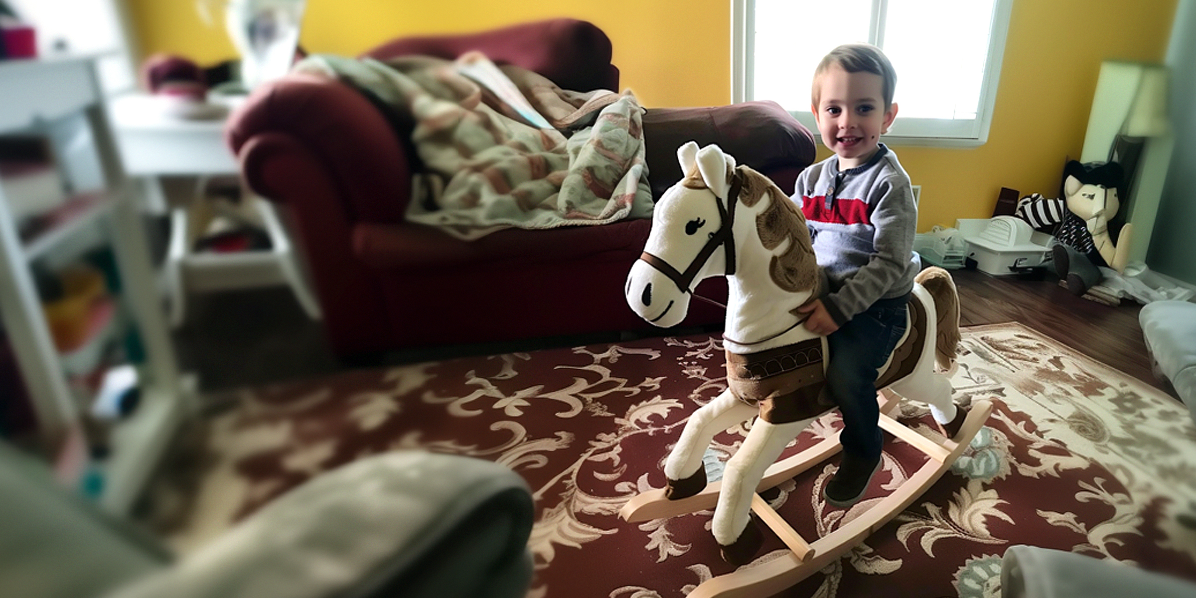 Un niño en un caballito balancín | Fuente: AmoMama