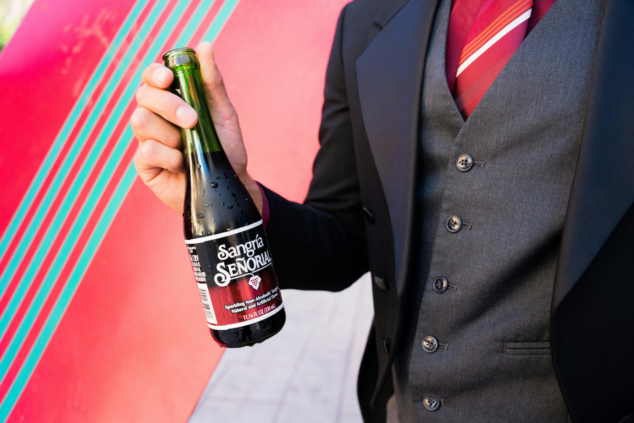 Un hombre sosteniendo una bebida | Fuente: Unsplash