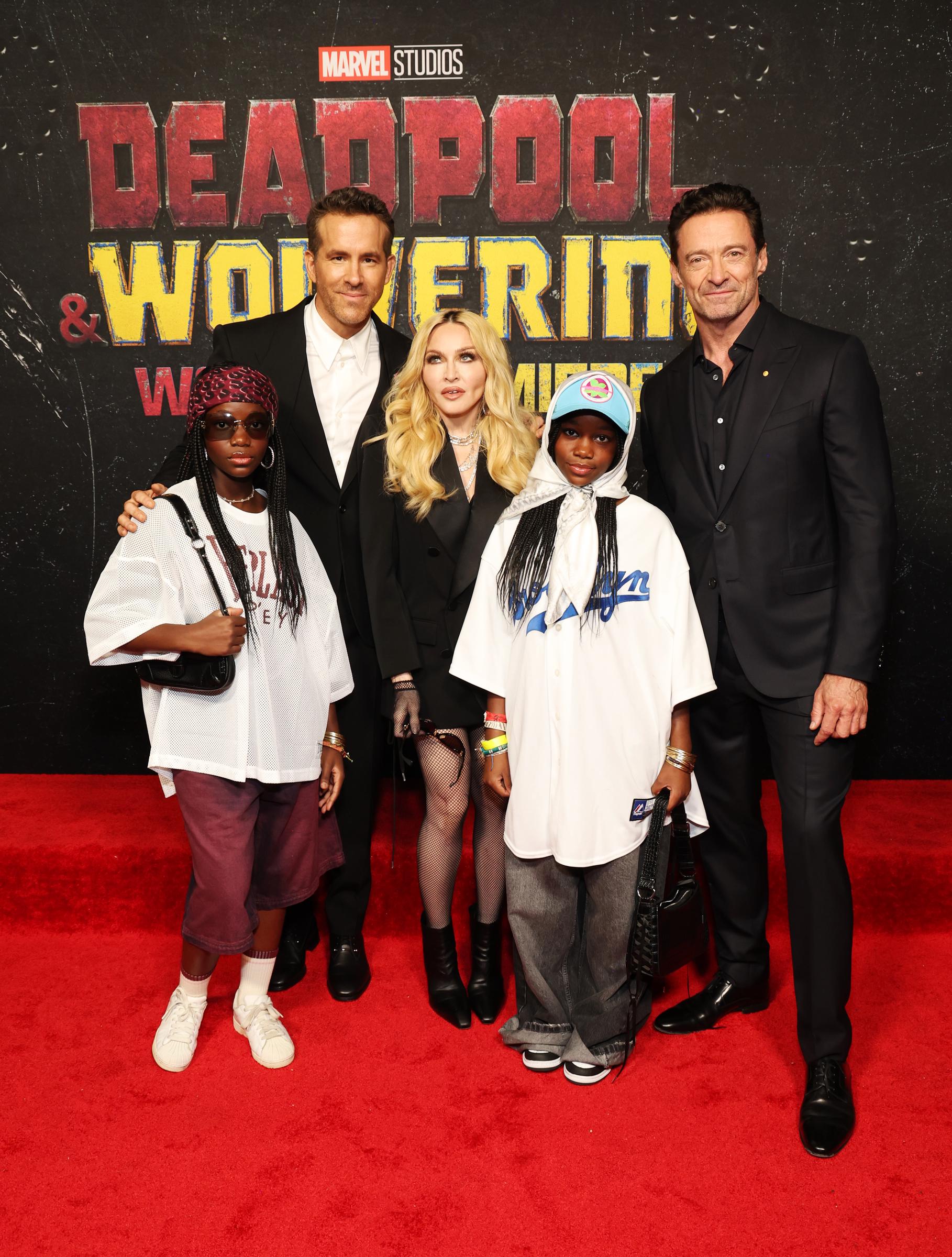 Madonna con sus hijas, Ryan Reynolds y Hugh Jackman en el estreno mundial de "Deadpool & Wolverine" el 22 de julio de 2024, en Nueva York. | Fuente: Getty Images