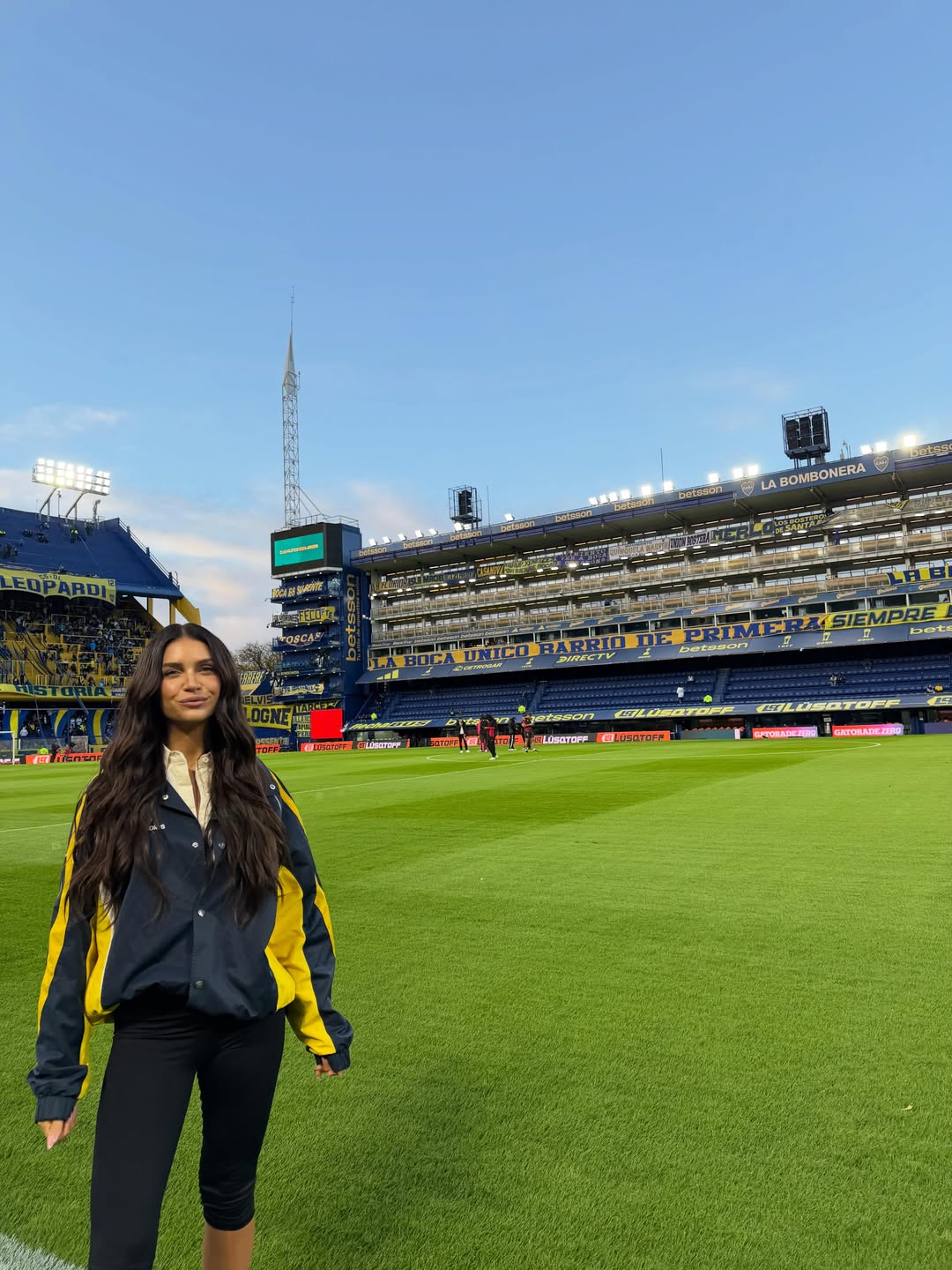 Zaira Nara recorre el campo de juego de La Bombonera con una campera azul y amarilla durante su visita al estadio de Boca Juniors. | Fuente: Instagram/zaira.nara