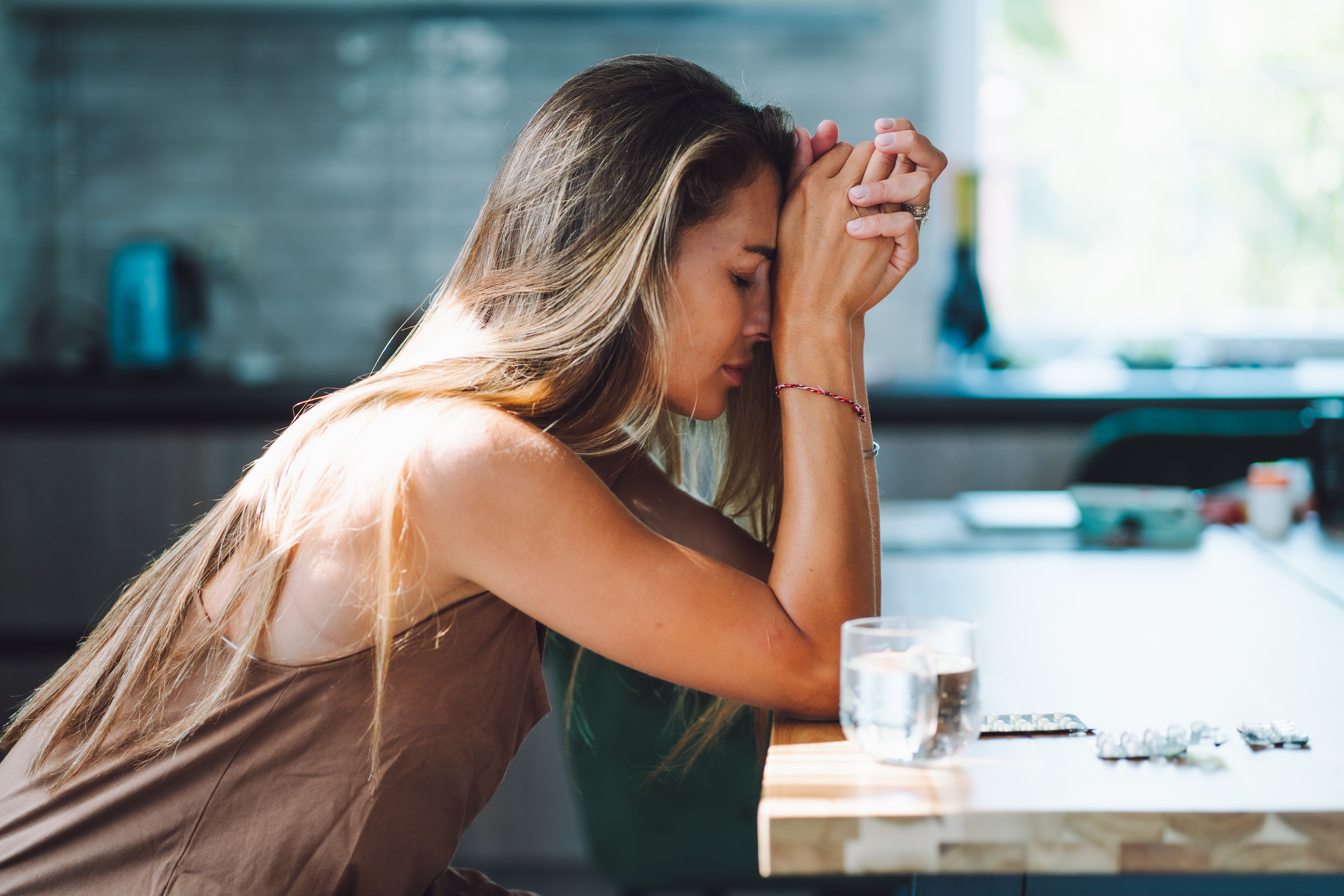 Mujer llorando con la cabeza entre las manos. | Fuente: Getty Images