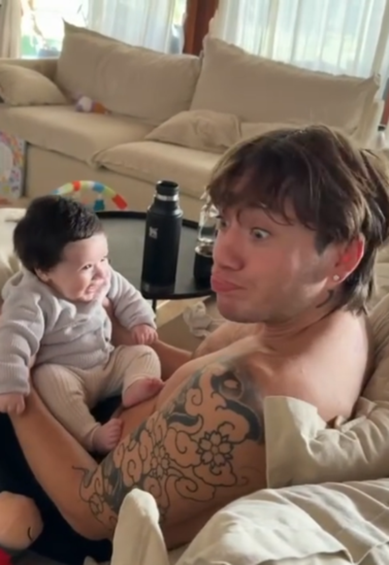 Paulo Londra jugando con su bebé Justina | Fuente: Instagram/paulolondra