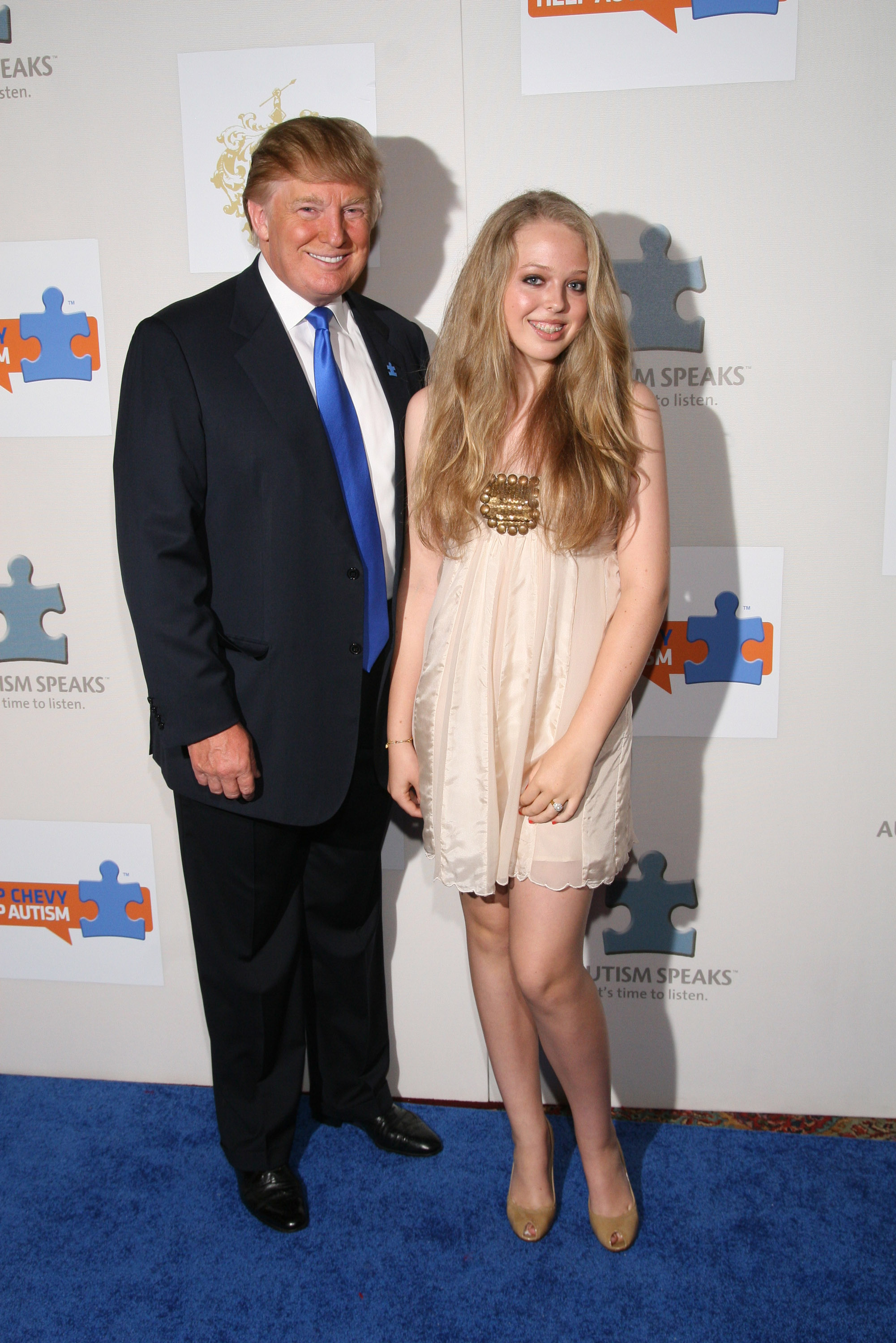 Donald Trump y su hija Tiffany Trump posando en la alfombra roja para el evento de Autism Speaks en el Mar-a-Lago Club el 30 de marzo de 2008, en Palm Beach, Florida | Fuente: Getty Images