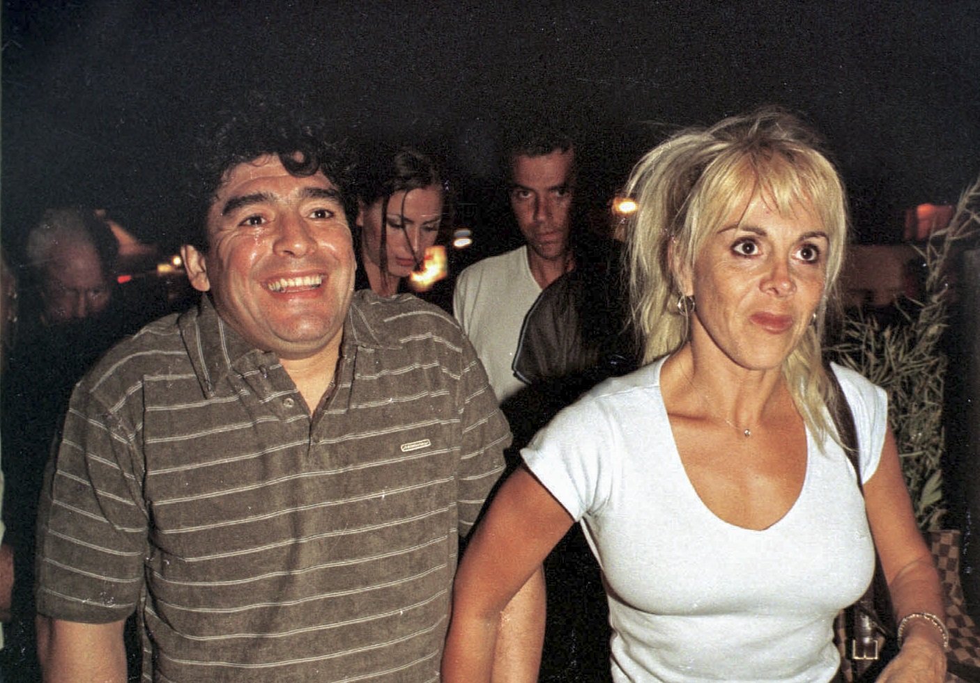 Diego Maradona y Claudia Villafañe en el Hotel Conrad, el 9 de enero de 1999 en Punta del Este, Uruguay. | Foto: Getty Images