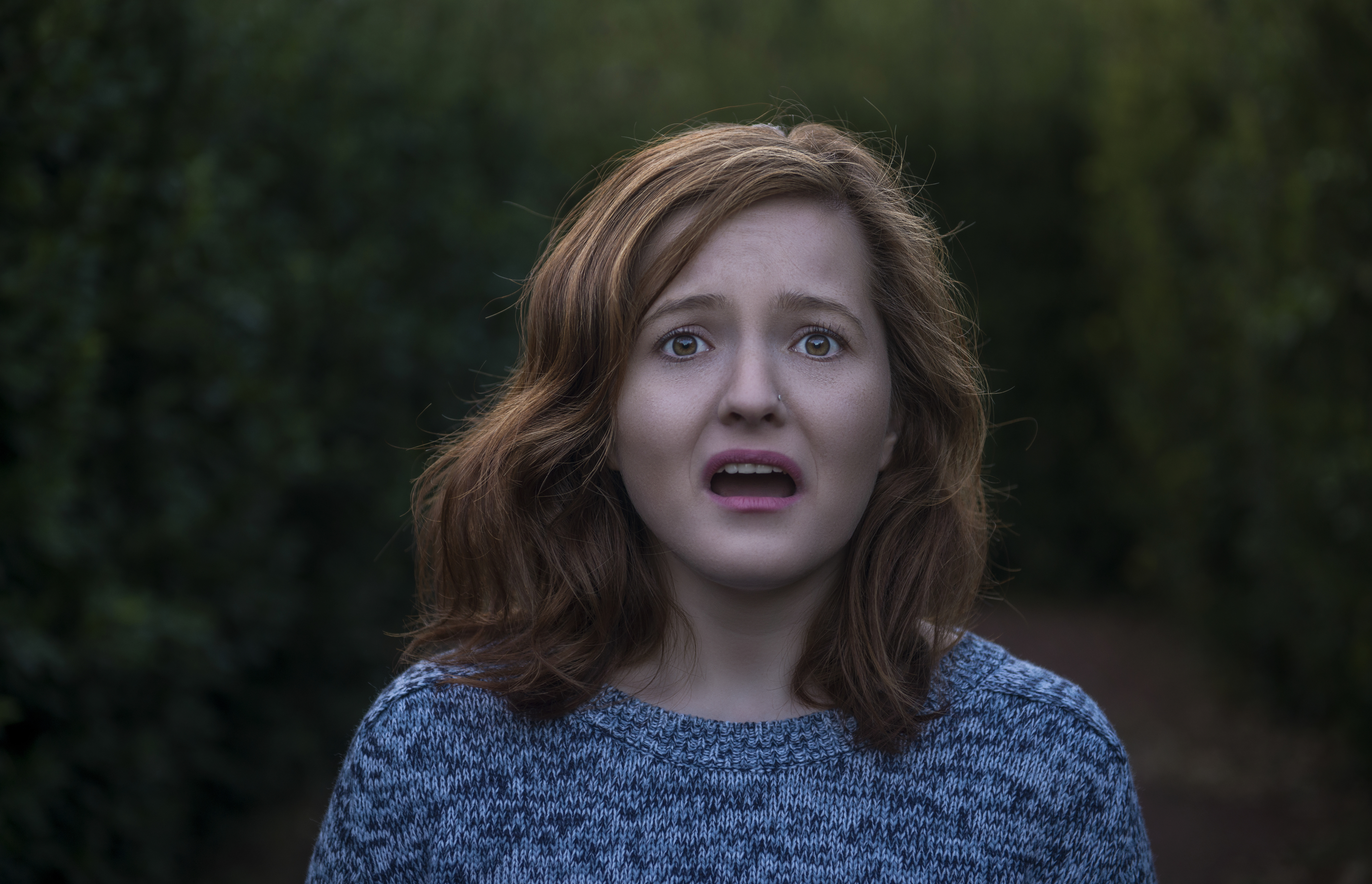 Retrato de una joven conmocionada que mira a la cámara con expresión facial negativa | Fuente: Getty Images