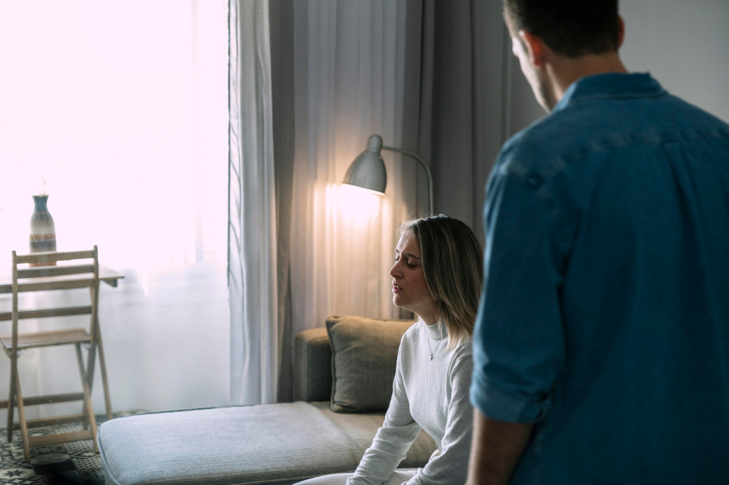 Una pareja discutiendo en su dormitorio | Fuente: Freepik