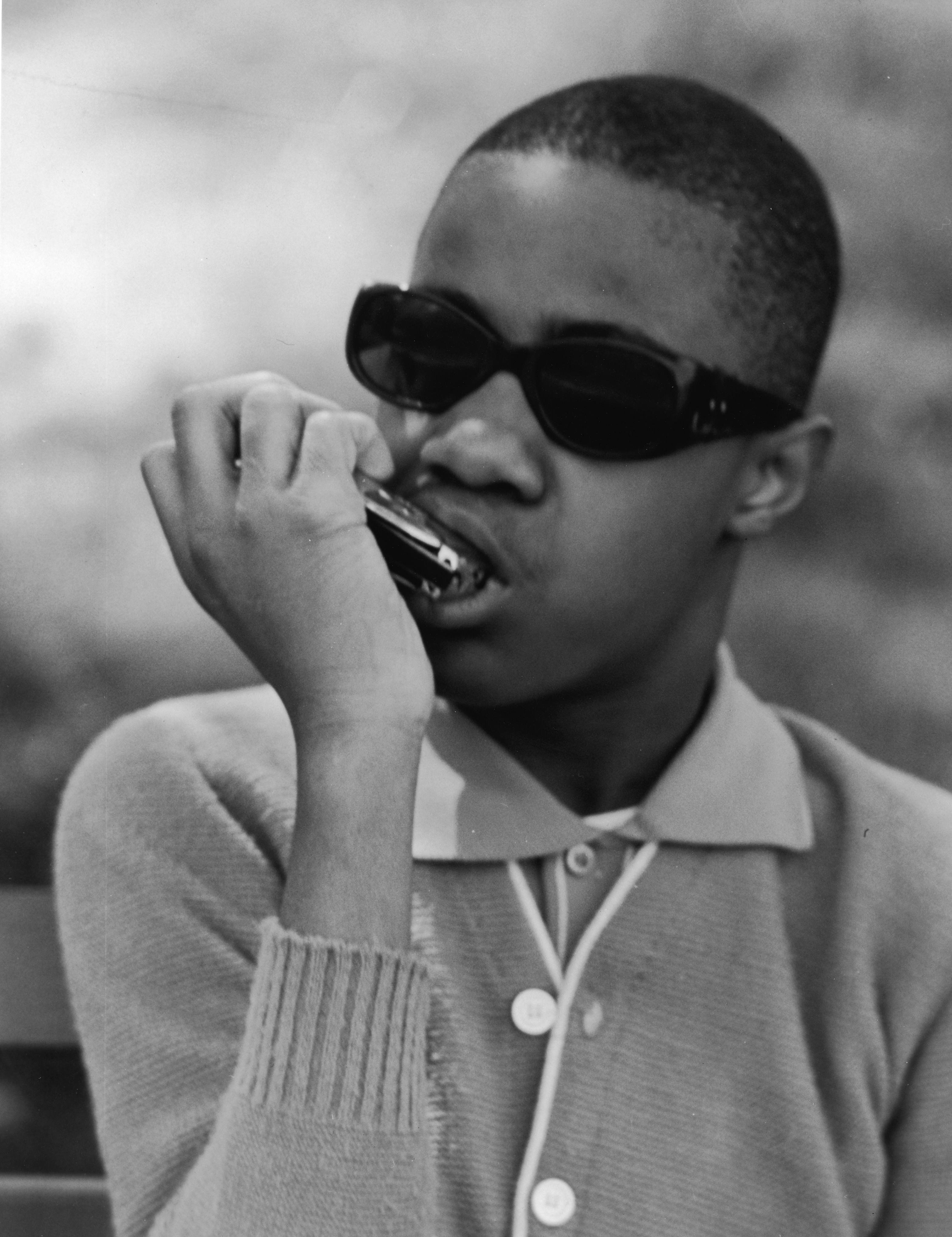 Stevie Wonder toca la armónica el 1 de enero de 1963 | Fuente: Getty Images