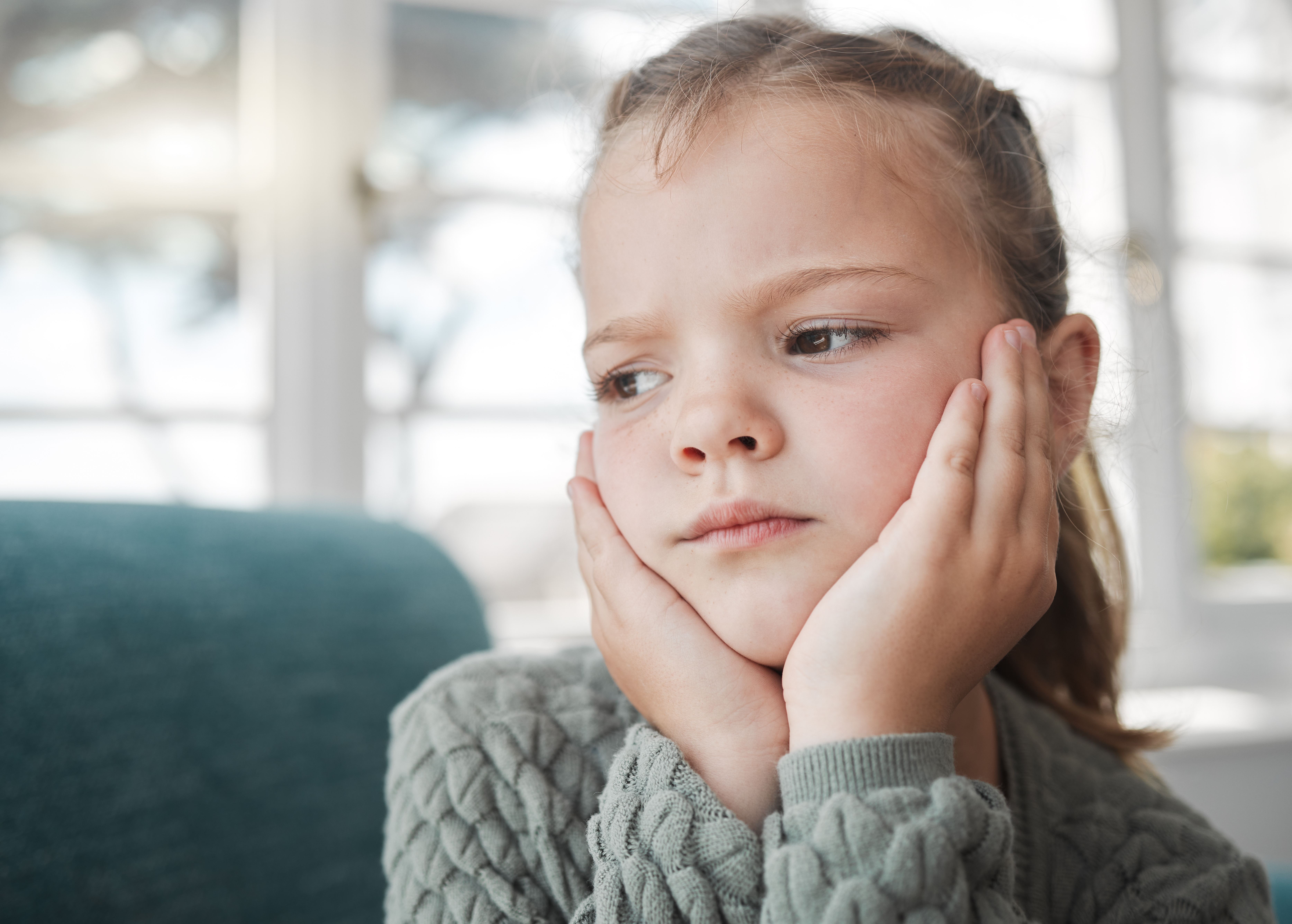 Instantánea de una joven con cara de aburrimiento en su casa | Foto: Getty Images