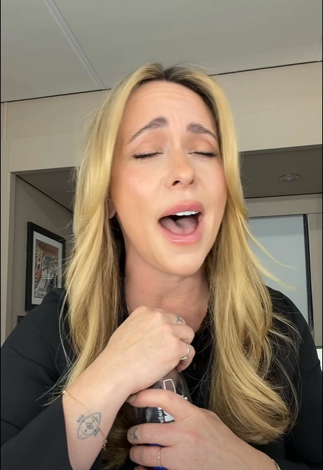 Jennifer Love Hewitt canta en un fragmento de su vídeo de Facebook. En 2024, compartió su opinión sobre el lado más hiriente de las críticas en Internet. | Fuente: Facebook/Jennifer Love Hewitt