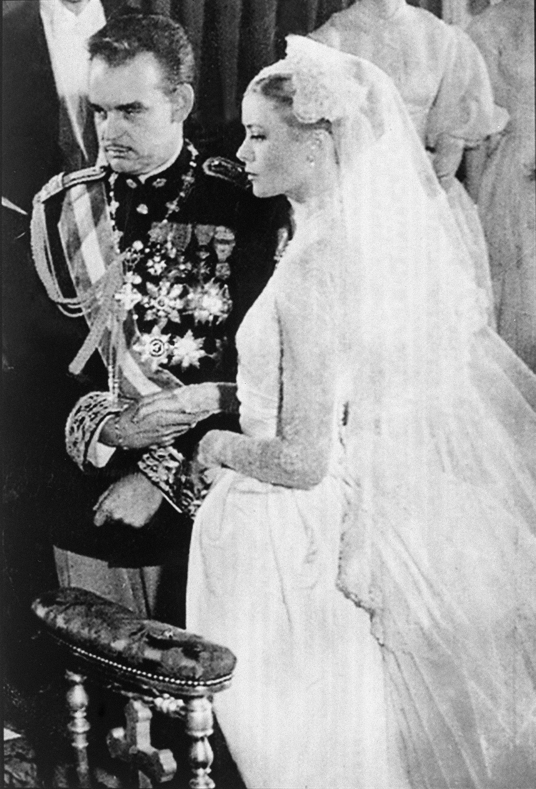 El Príncipe Rainiero III y Grace Kelly durante su ceremonia de boda en la Catedral de San Nicolás de Mónaco el 19 de abril de 1956, en Mónaco. | Fuente: Getty Images