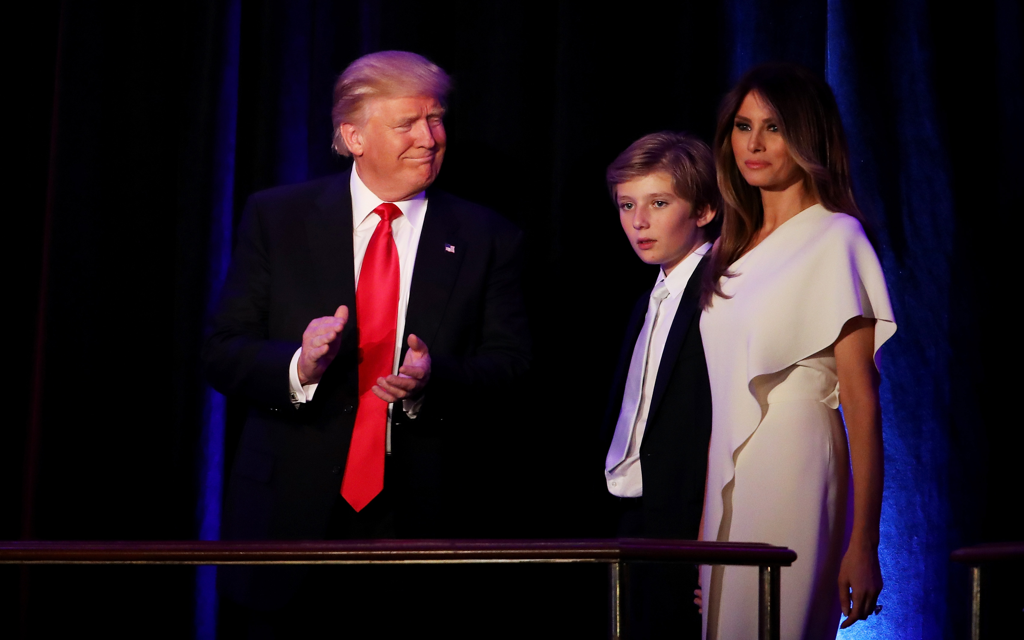 El presidente electo republicano, Donald Trump, sube al escenario con Barron y Melania Trump durante su acto de la noche electoral en el New York Hilton Midtown el 9 de noviembre de 2016. | Fuente: Getty Images