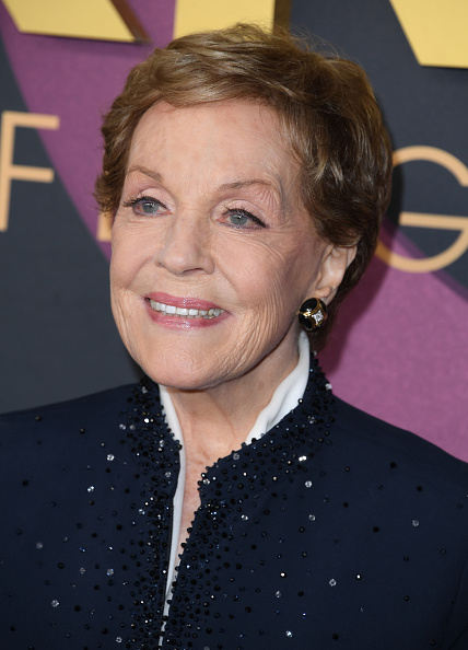 Julie Andrews llega al especial de cumpleaños de NBC “Carol Burnett: 90 Years Of Laughter + Love” en Avalon Hollywood & Bardot el 2 de marzo de 2023 en Los Ángeles, California | Fuente: Getty Images