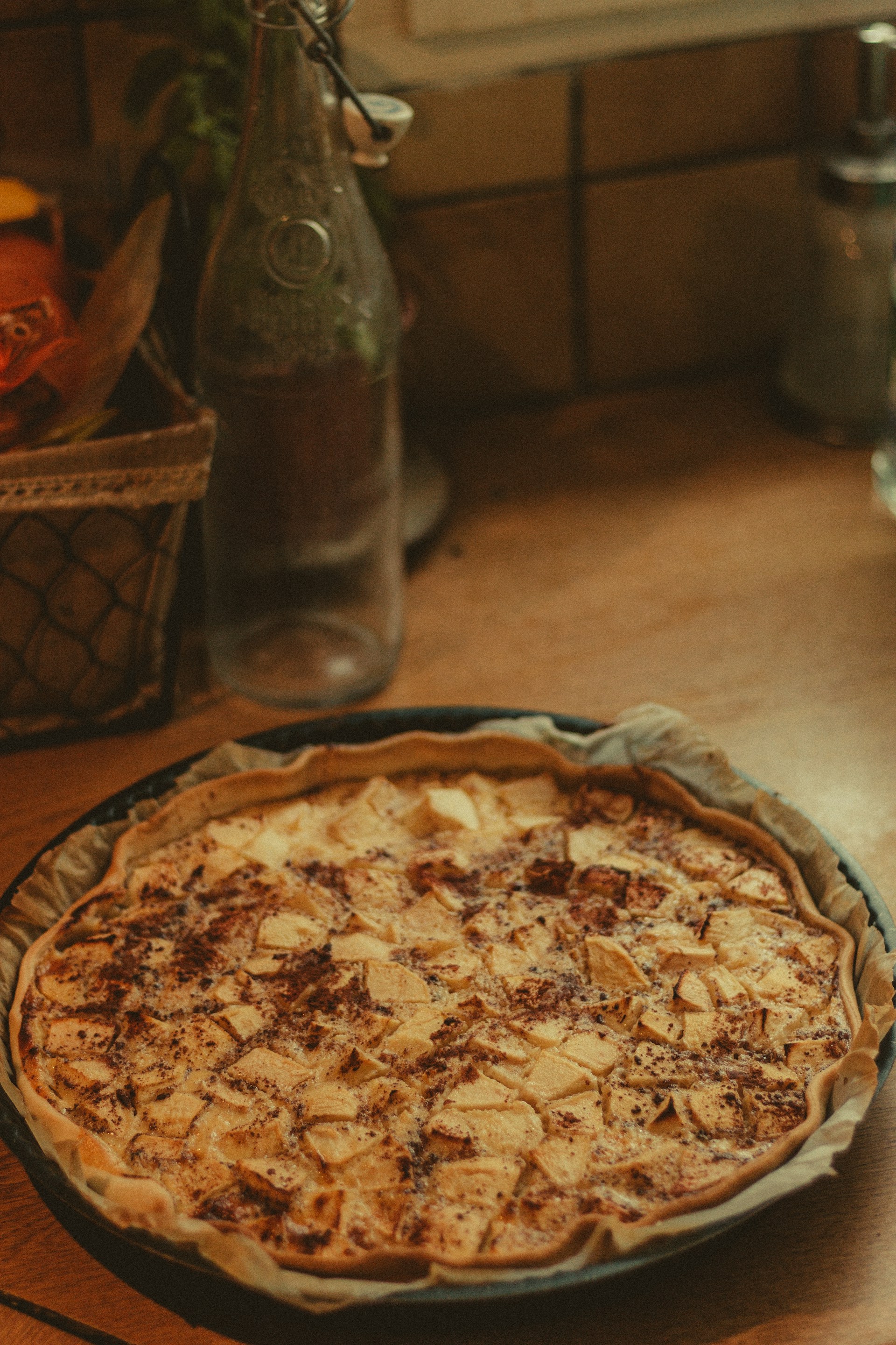 Una bandeja de tarta sobre la mesa | Fuente: Unsplash