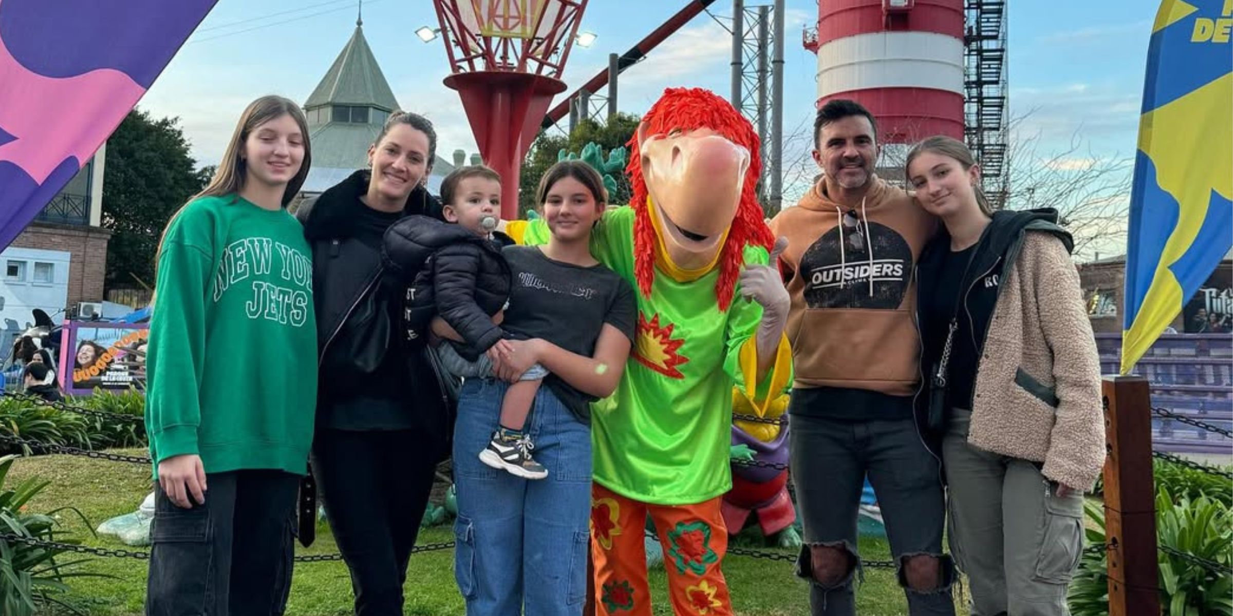 (Izq. a der.) Allegra Cubero, Mica Viciconte, Sienna con Luca Cubero a upa, Fabián e Indiana Cubero | Fuente: Instagram/fabiancuberooficial