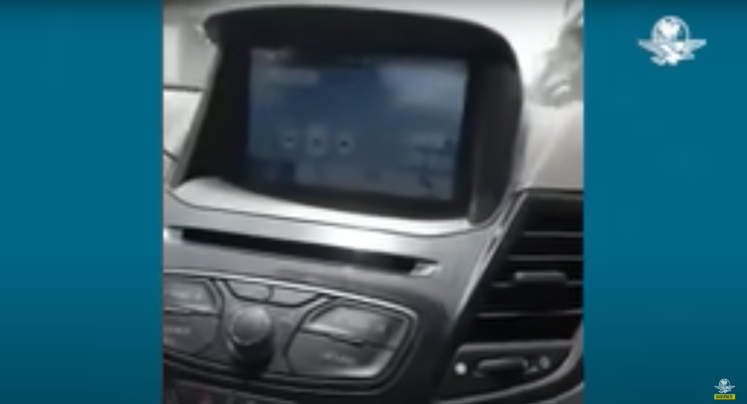 El esposo no se dio cuenta de que su teléfono estaba conectado al Bluetooth del auto. | Foto: YouTube.com/El Universal