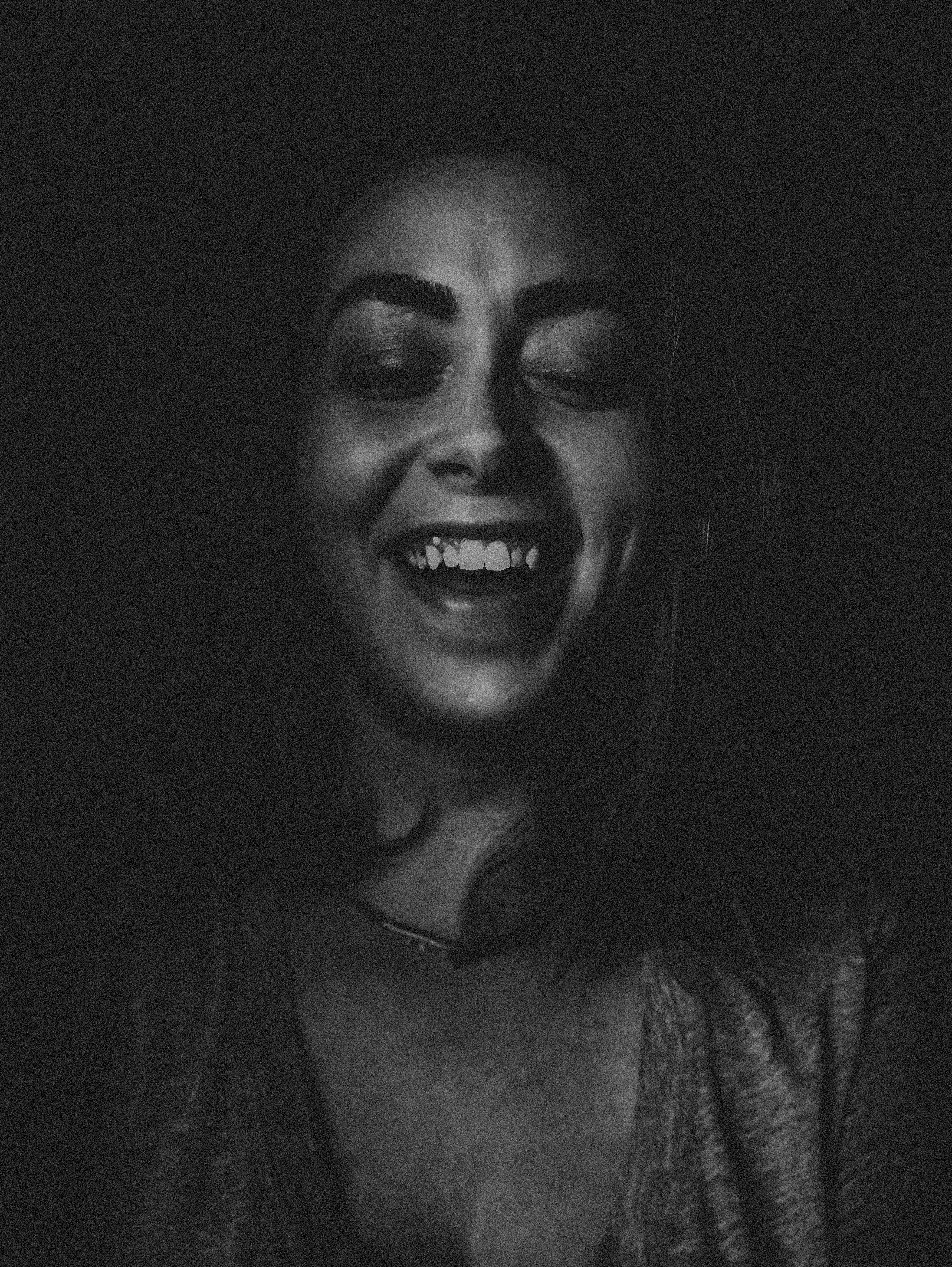 Una mujer riendo | Fuente: Unsplash