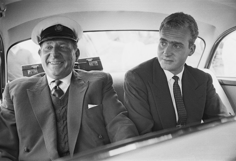 El Rey Juan Carlos y su padre, en un automóvil en Cowes. | Imagen: Getty Images/ GlobalImagesUkraine