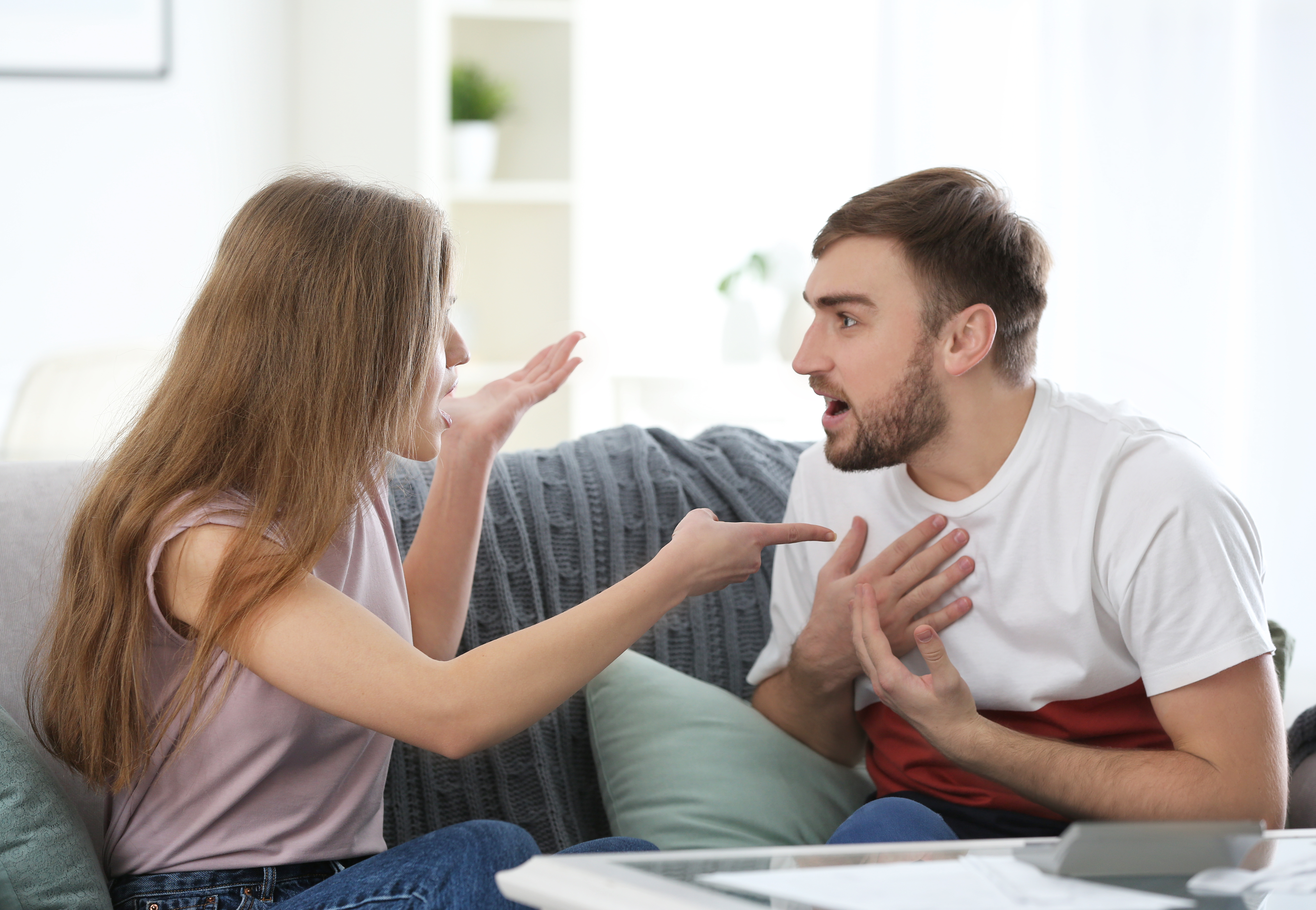 Una pareja joven discutiendo en casa | Foto: Shutterstock