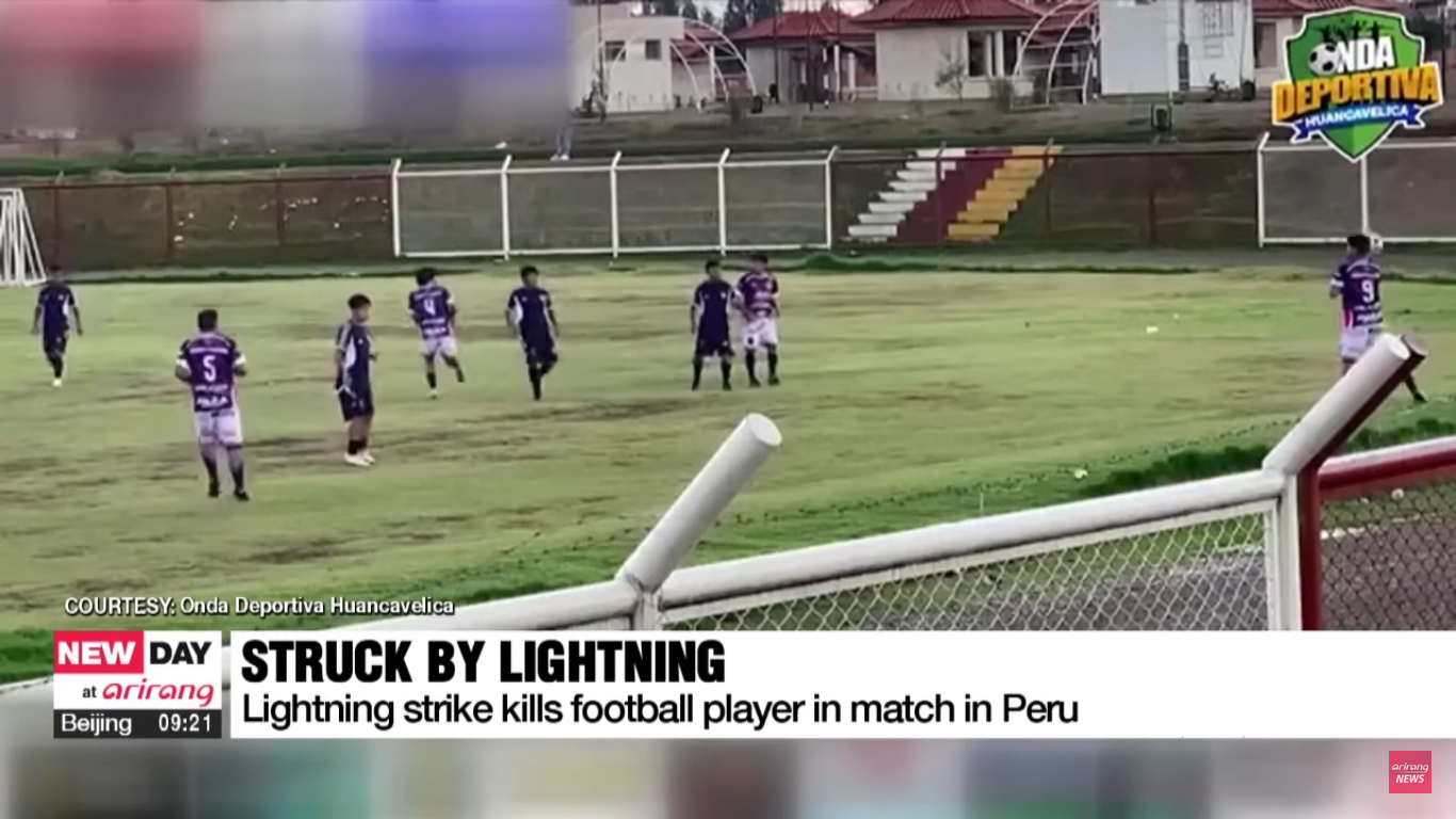 Futbolistas en el estadio Coto Coto, en la ciudad de Chilca, Perú | Fuente: youtube.com/Arirang News