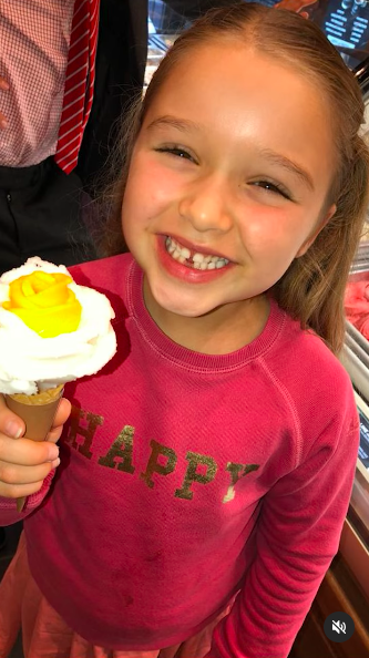 Harper Beckham posando para una foto con un helado, publicado el 10 de julio de 2024 | Fuente: Instagram/victoriabeckham