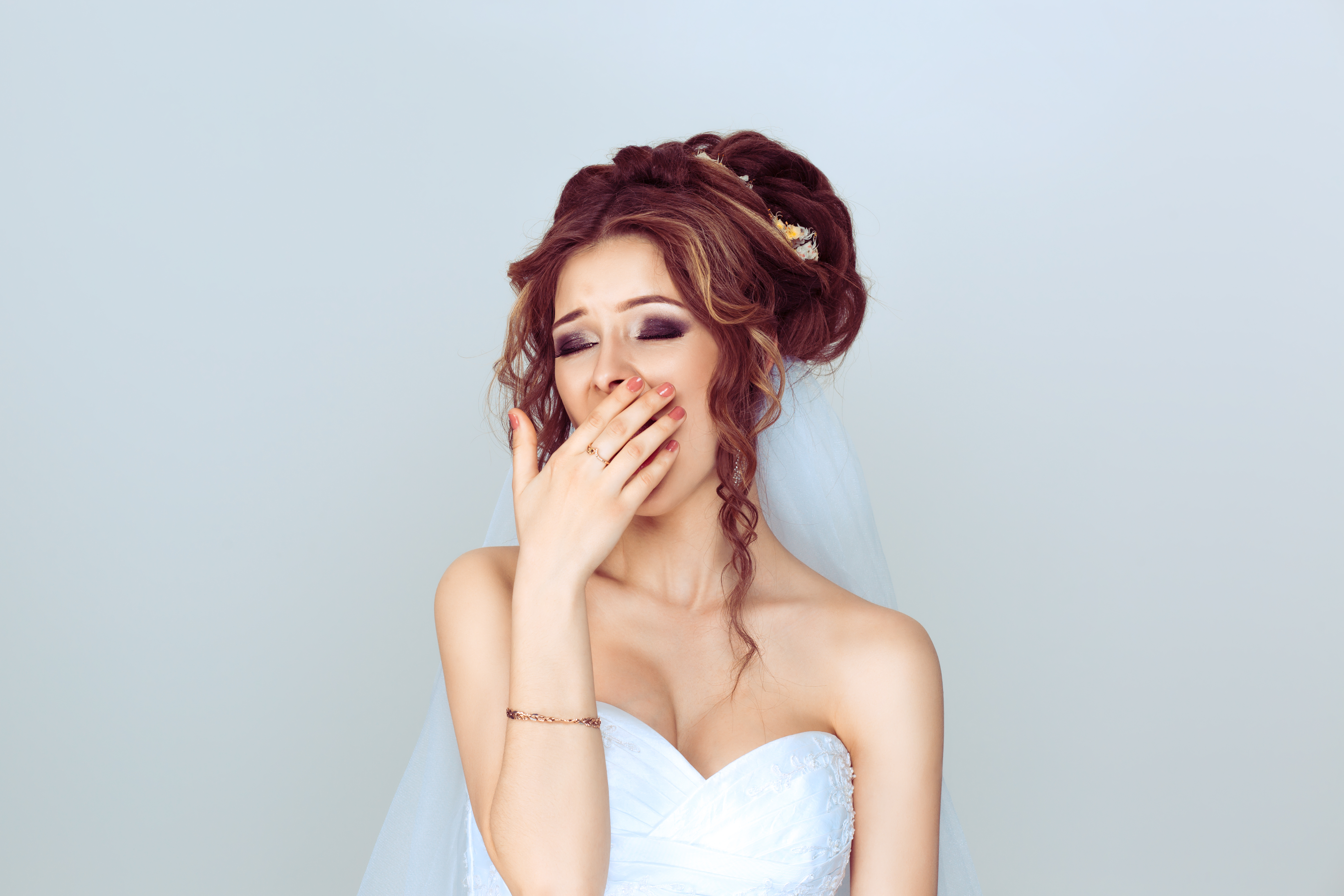 Una novia bostezando | Fuente: Shutterstock